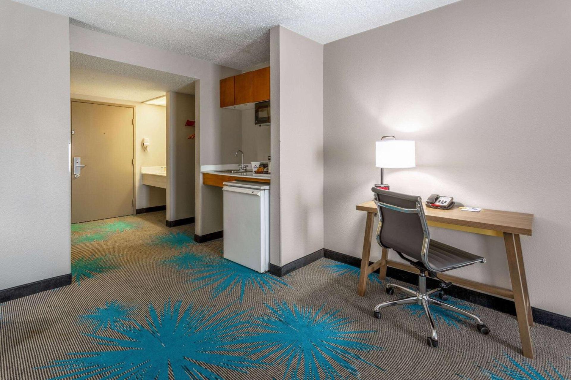 Days Inn & Suites by Wyndham Denver International Airport photo 34