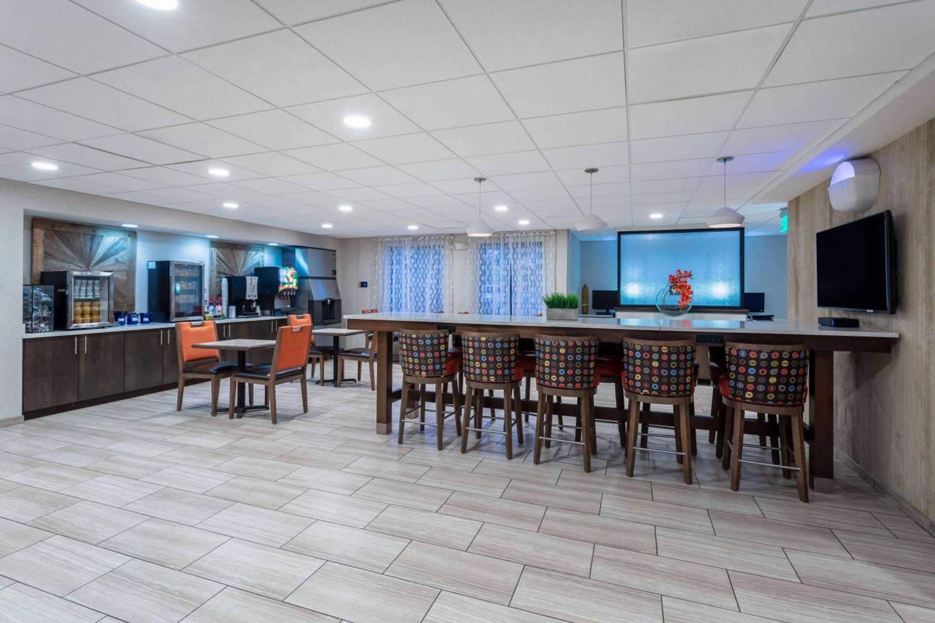 Days Inn & Suites by Wyndham Denver International Airport photo 36
