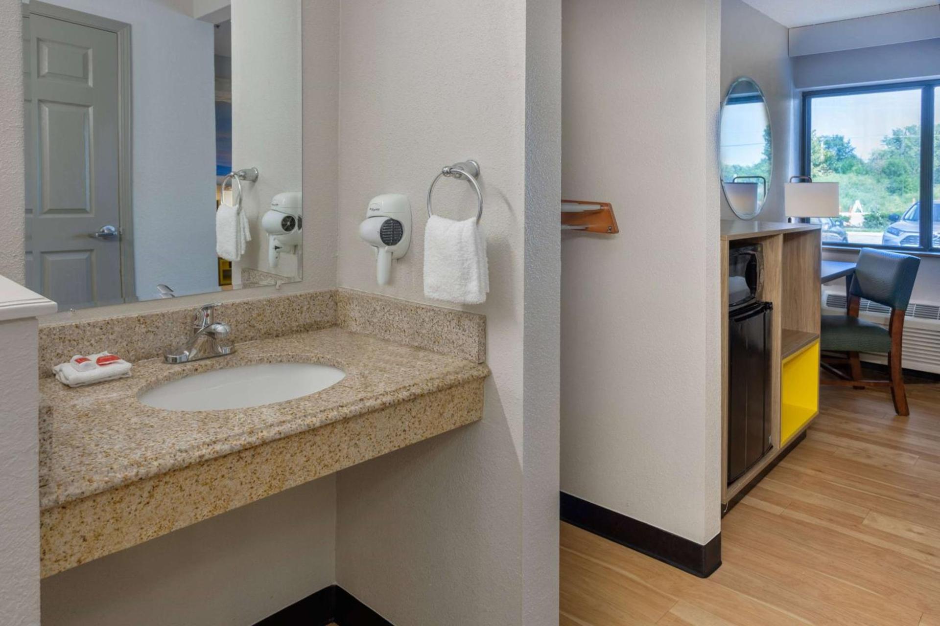 Days Inn by Wyndham Pleasant Prairie Kenosha photo 22