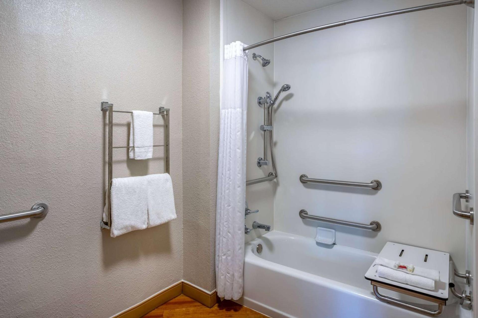 Days Inn by Wyndham Pleasant Prairie Kenosha photo 26