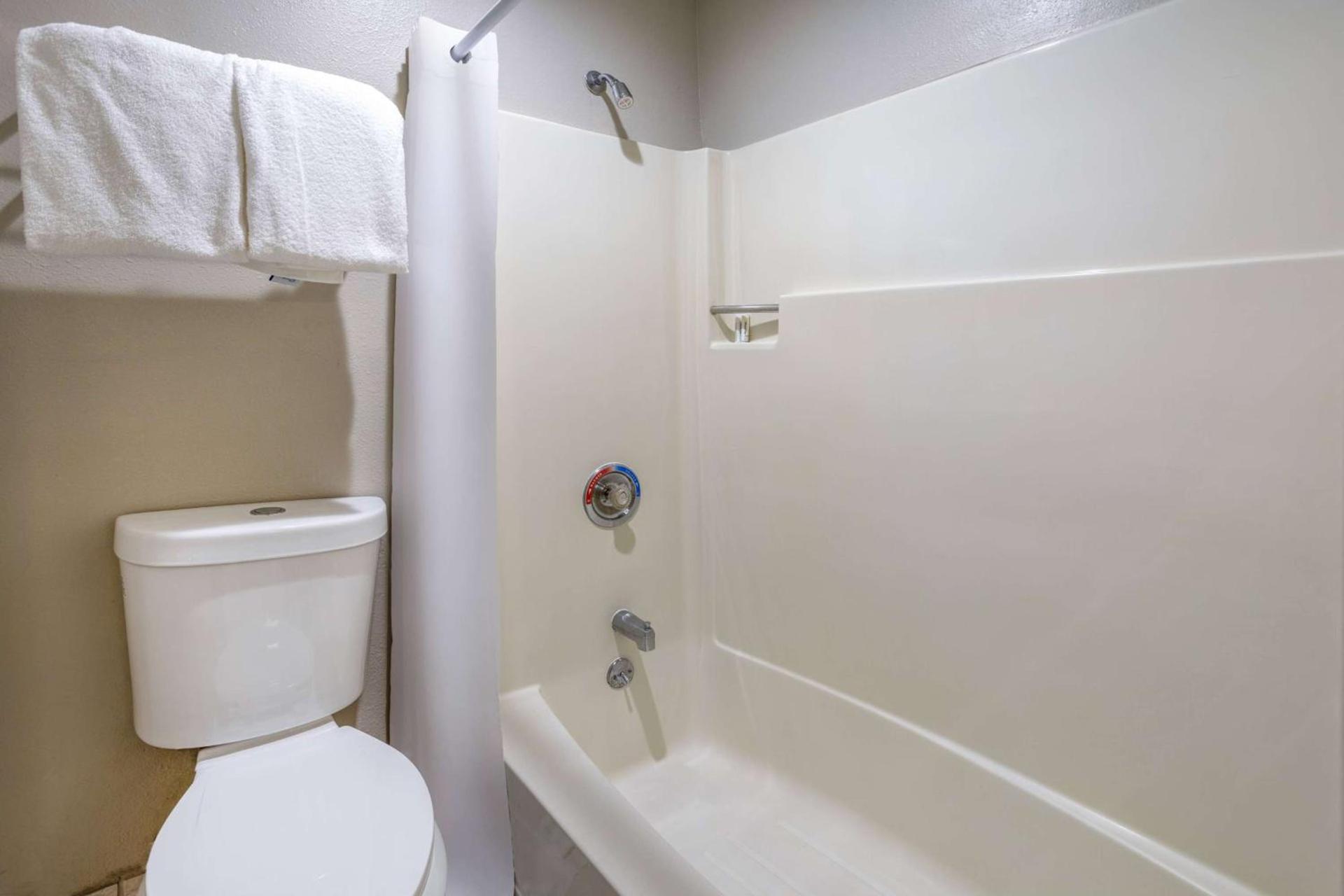 Days Inn by Wyndham Pleasant Prairie Kenosha photo 28