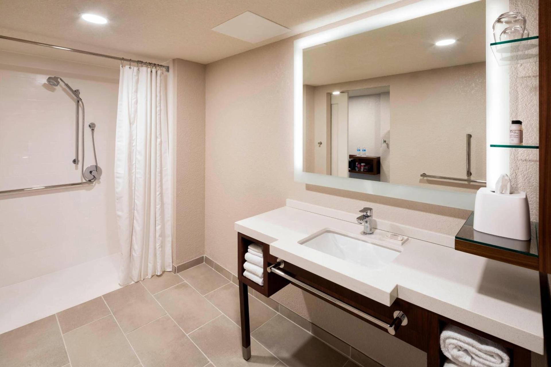 Delta Hotels by Marriott Minneapolis Northeast photo 17