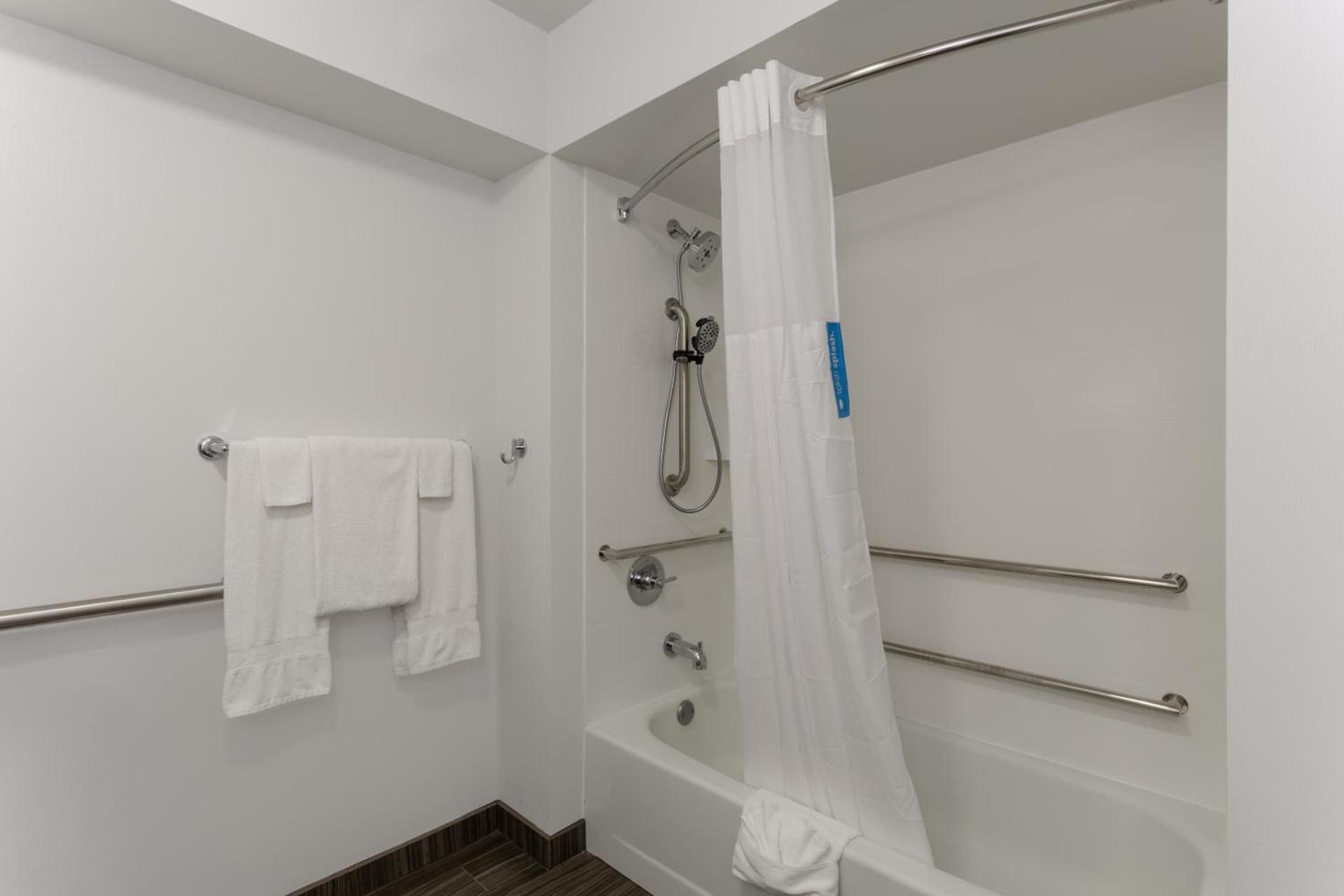 Hampton Inn Bloomington photo 22