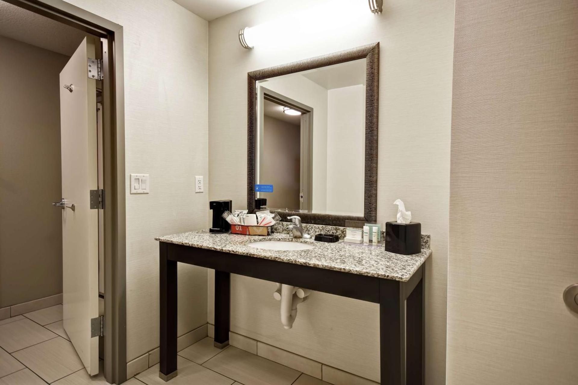Hampton Inn Middletown photo 38