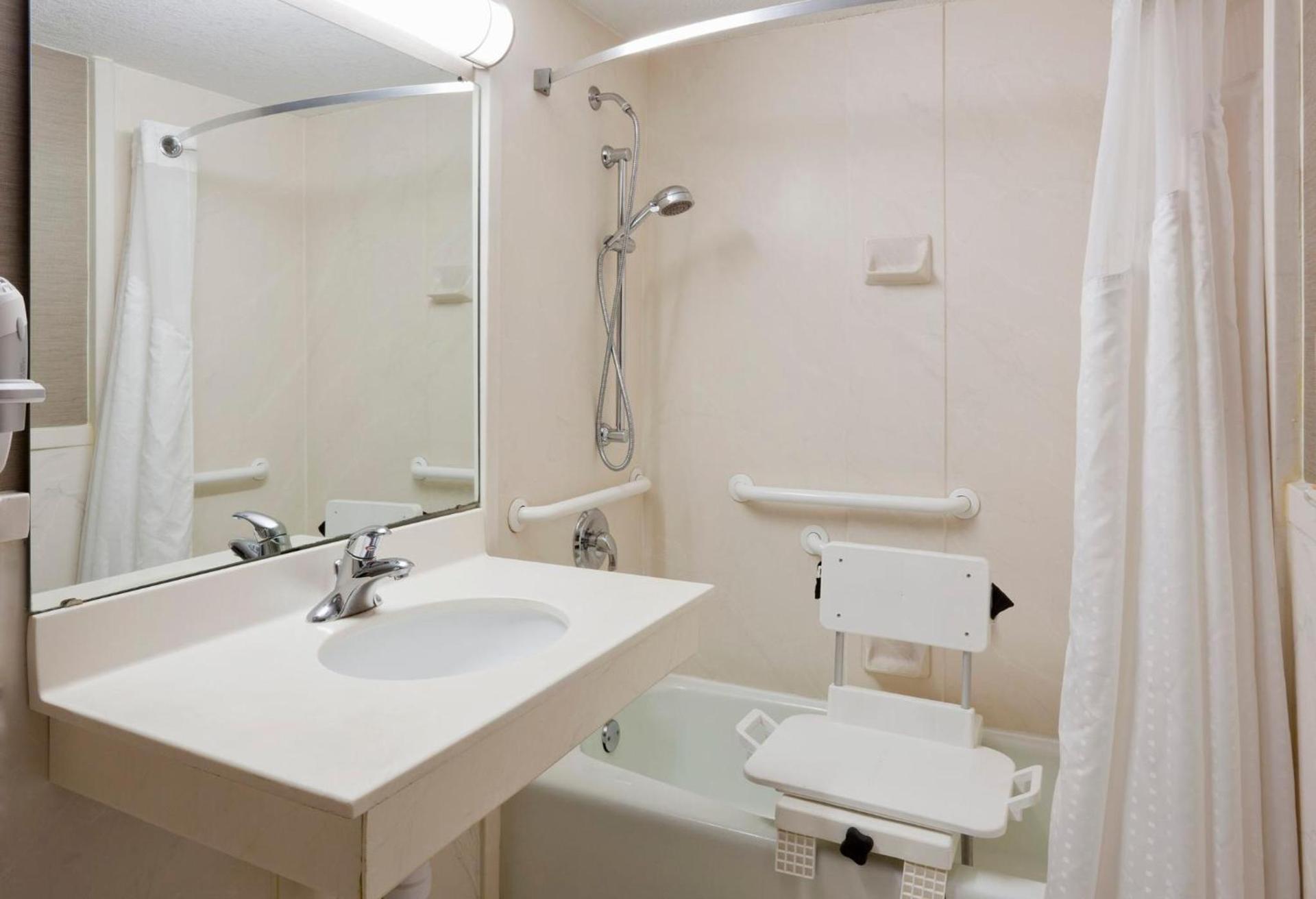 Alexandria Hotel & Conference Center photo 42