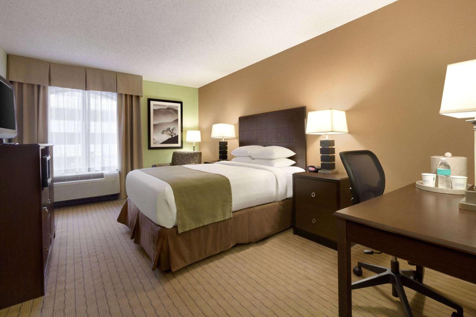 Days Inn by Wyndham Baltimore Inner Harbor photo 26
