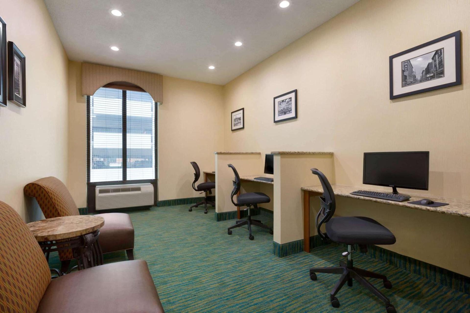 Days Inn by Wyndham Baltimore Inner Harbor photo 32