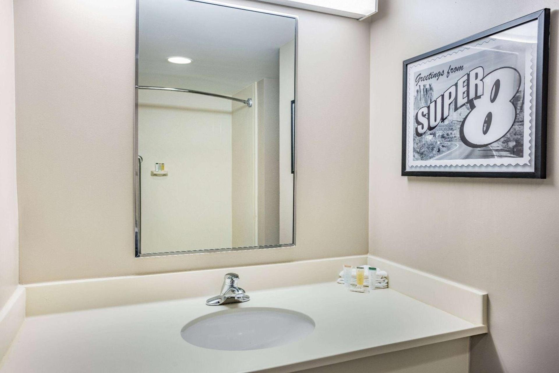Super 8 by Wyndham Mount Laurel photo 13