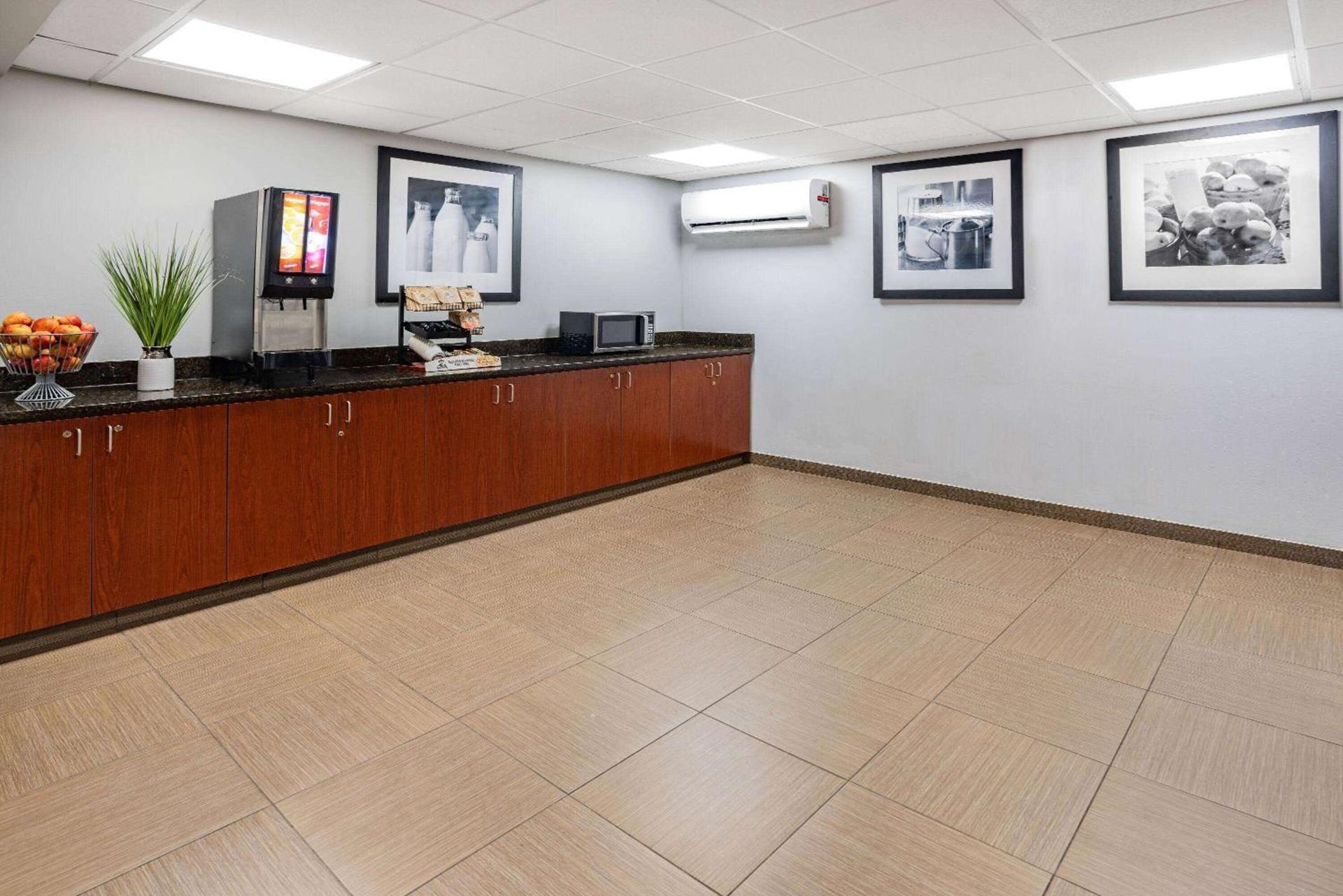 Super 8 by Wyndham Mount Laurel photo 28