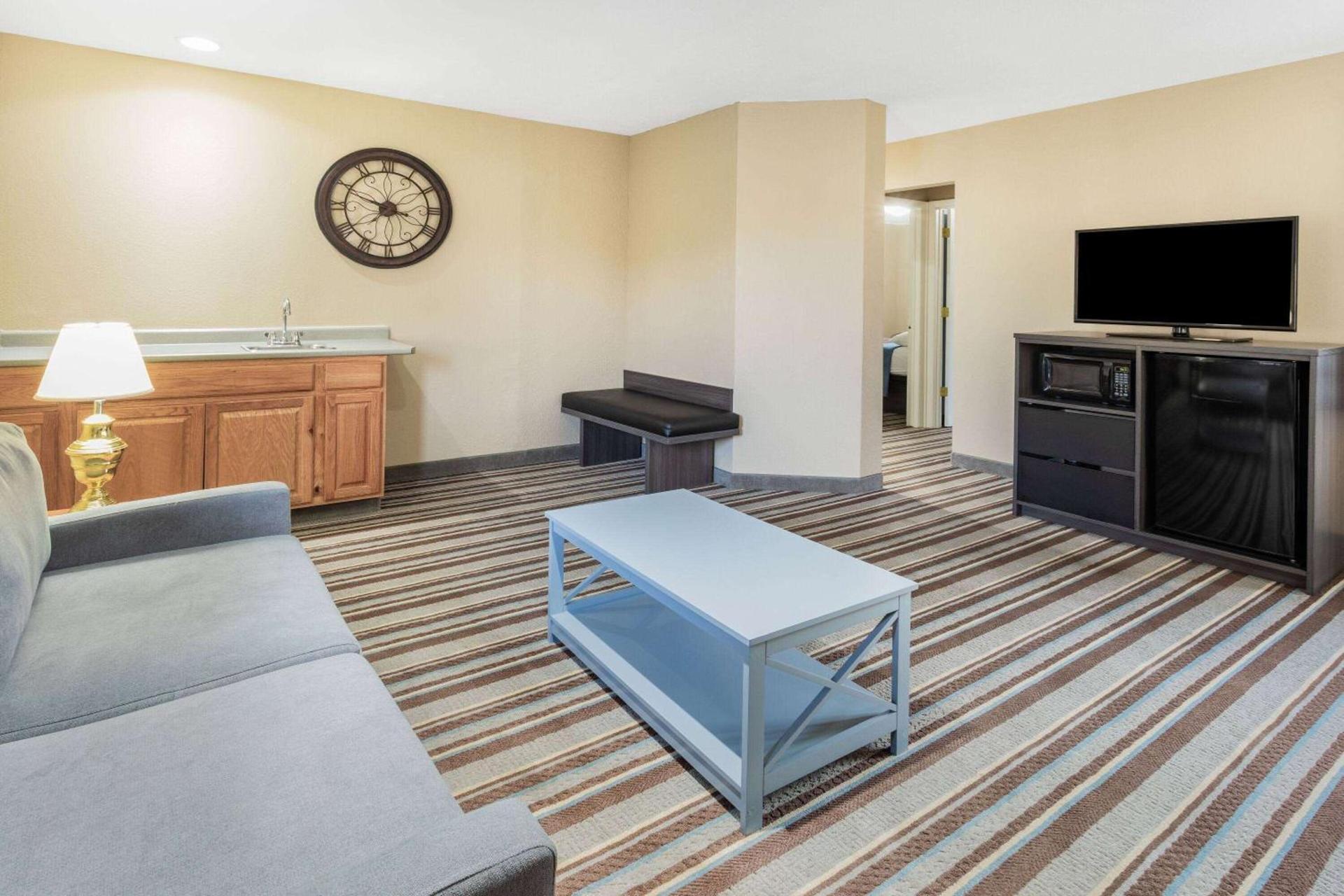 Super 8 by Wyndham Marysville/Port Huron Area photo 28