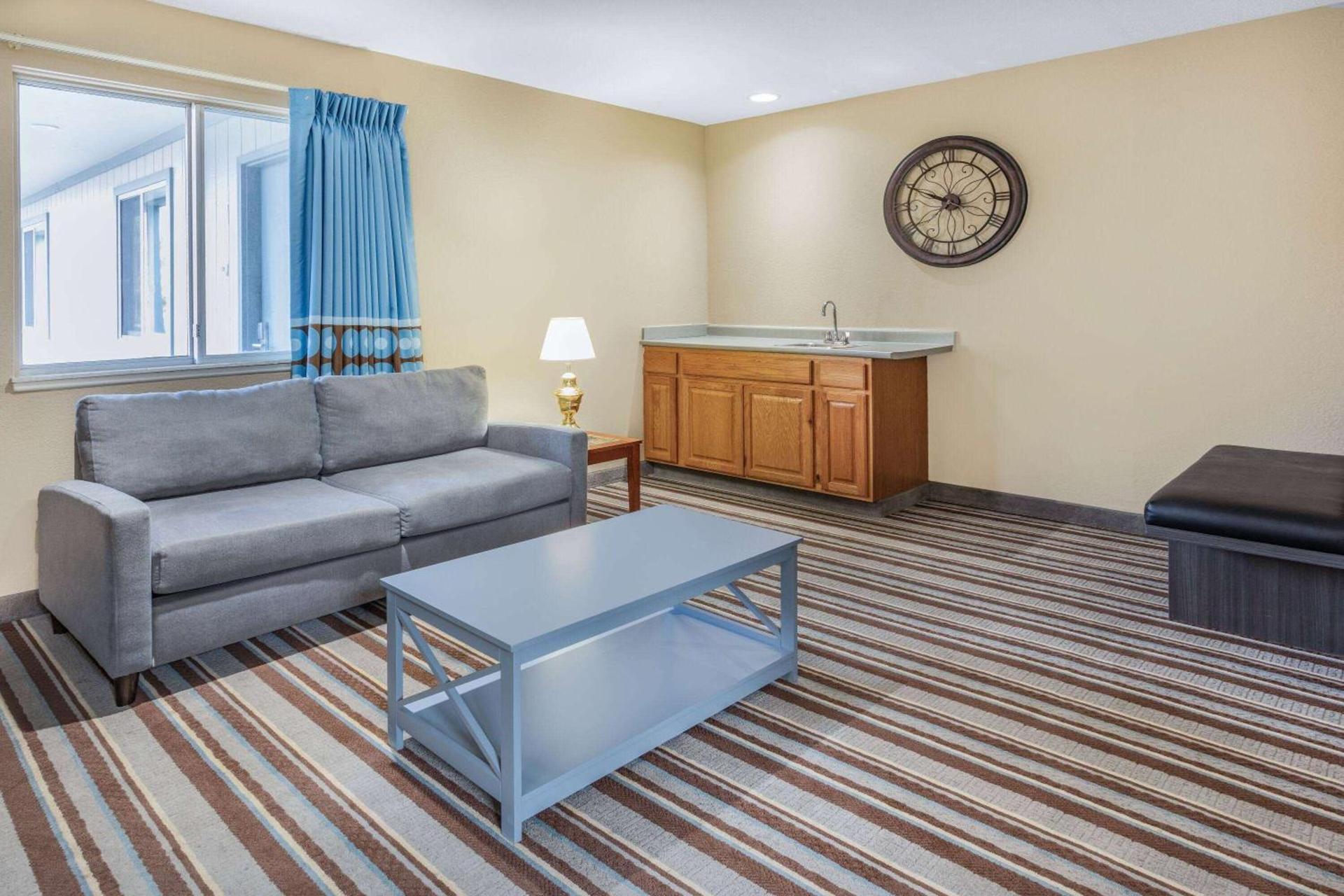 Super 8 by Wyndham Marysville/Port Huron Area photo 29