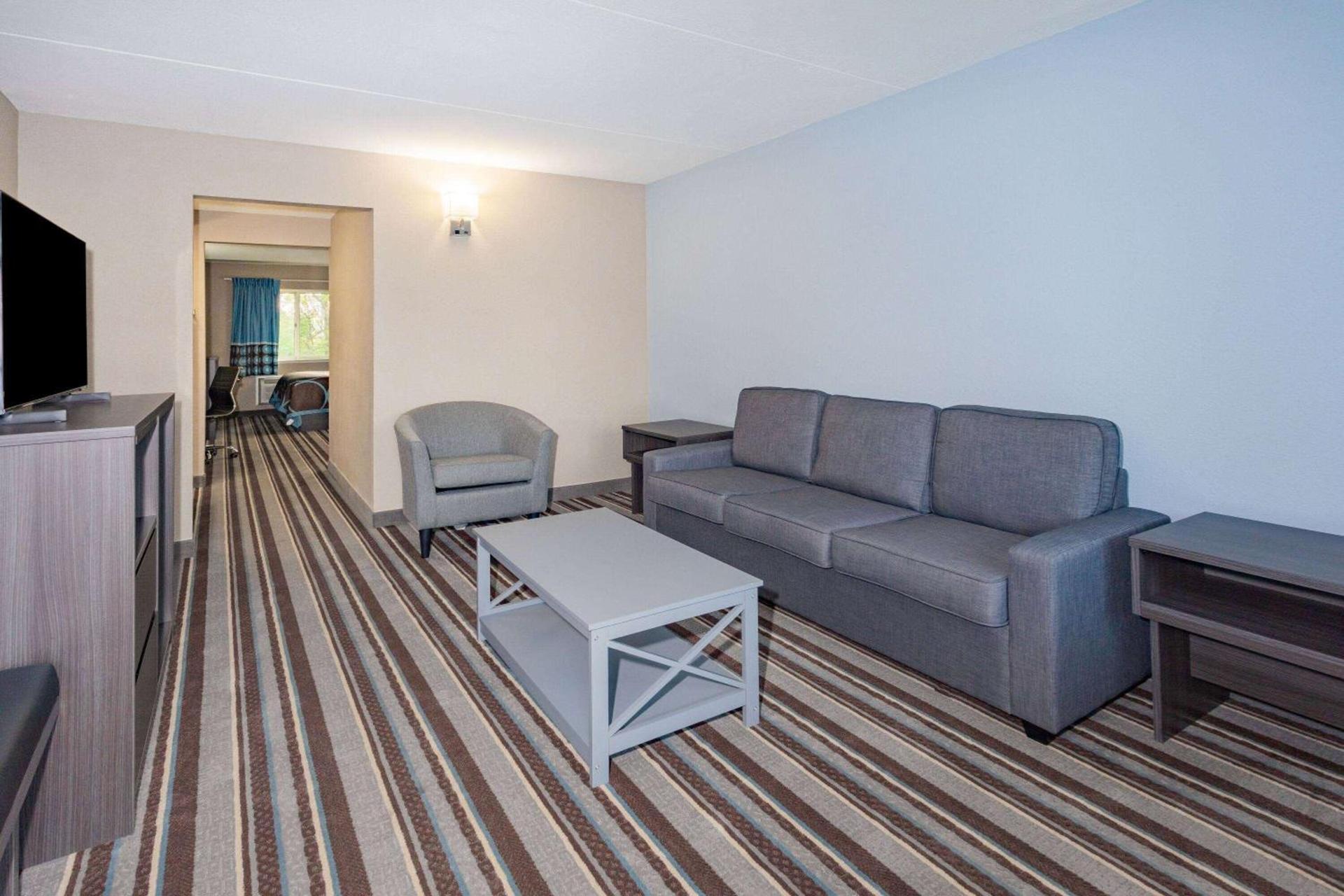 Super 8 by Wyndham Marysville/Port Huron Area photo 32