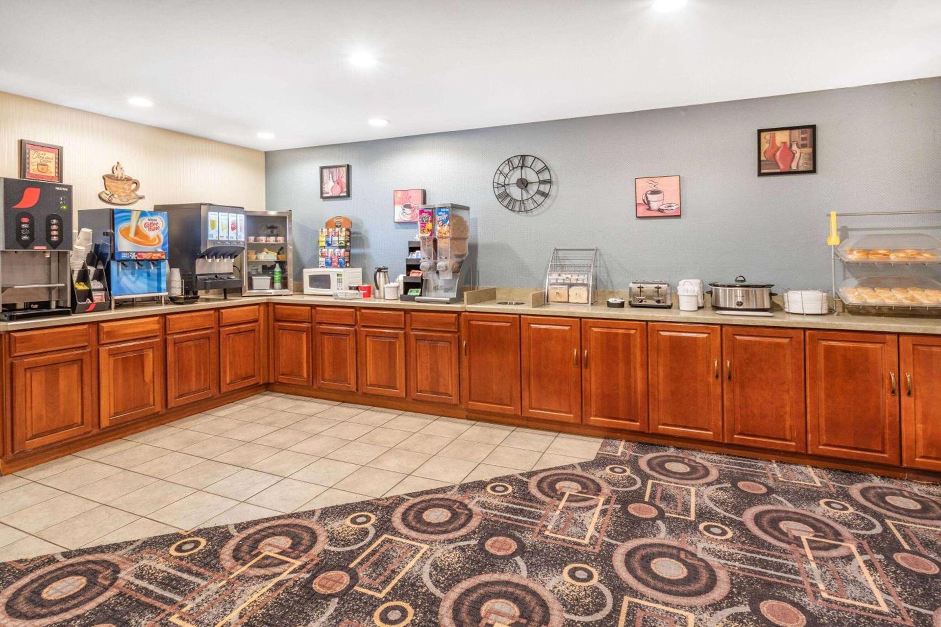 Super 8 by Wyndham Marysville/Port Huron Area photo 39
