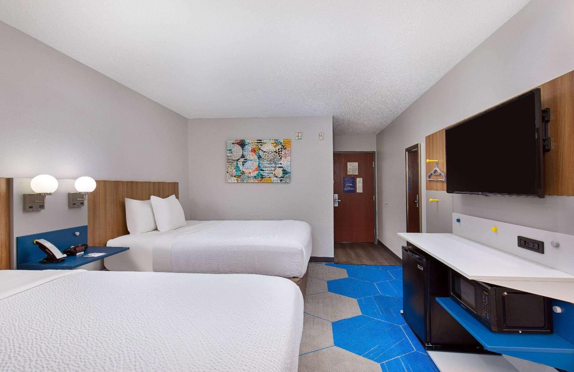 Microtel Inn & Suites Columbus North photo 13