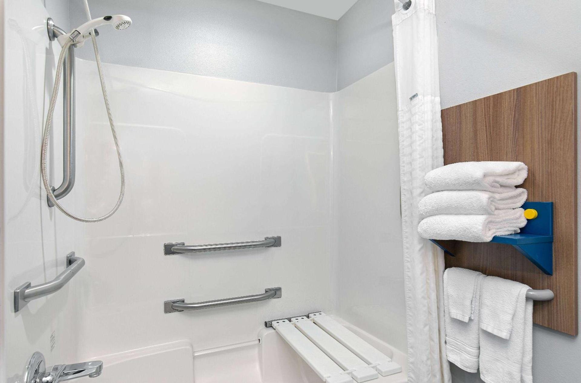Microtel Inn & Suites Columbus North photo 23