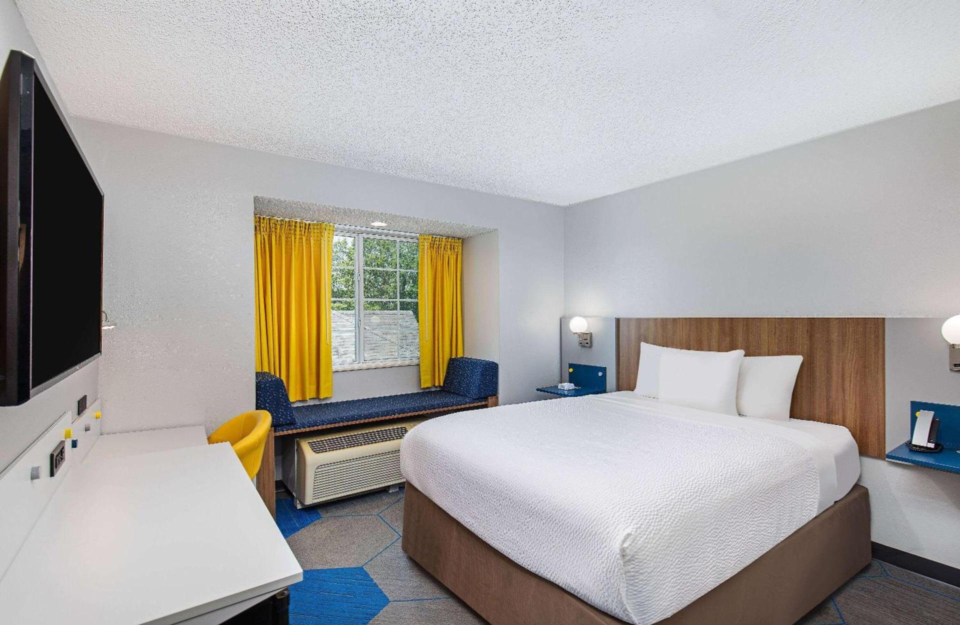 Microtel Inn & Suites Columbus North photo 14