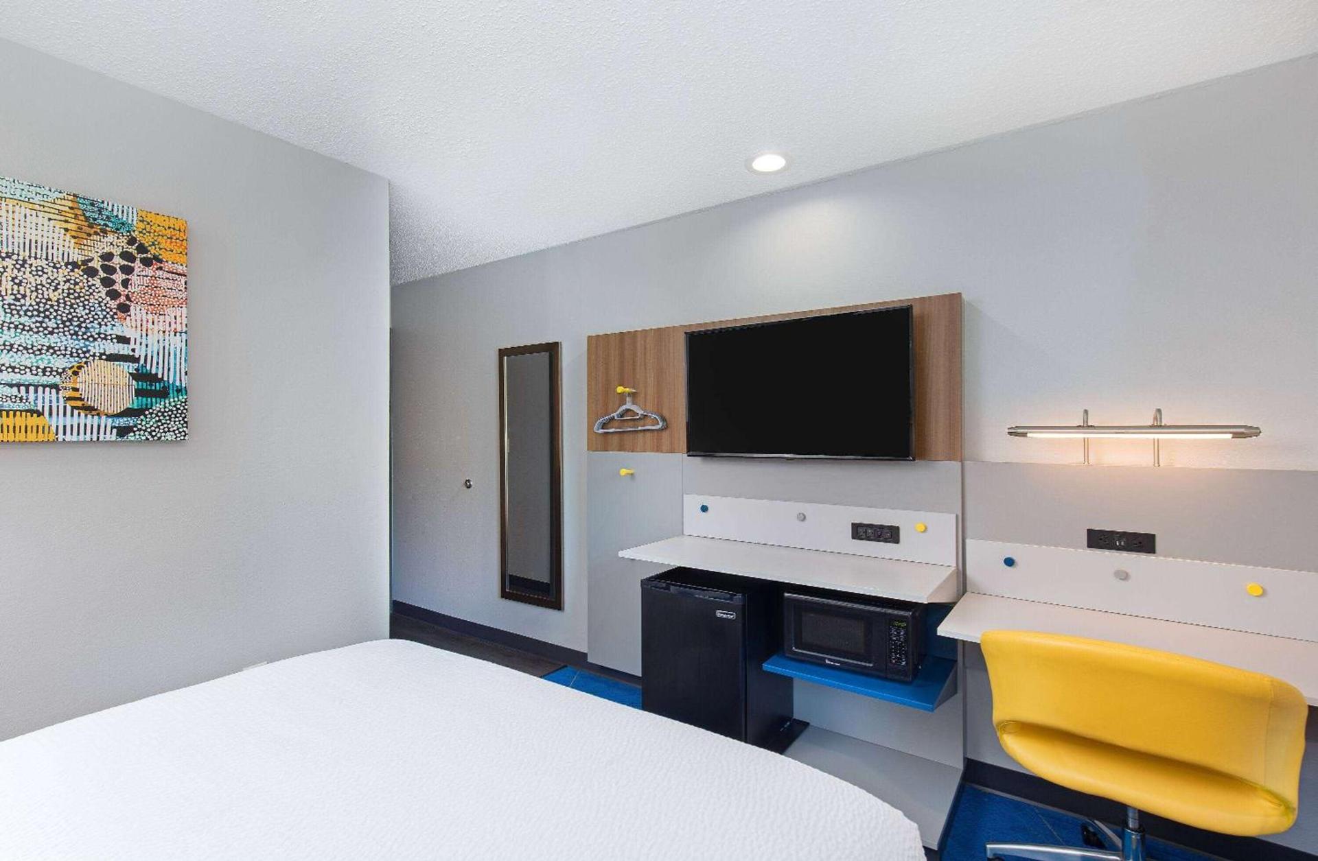 Microtel Inn & Suites Columbus North photo 15