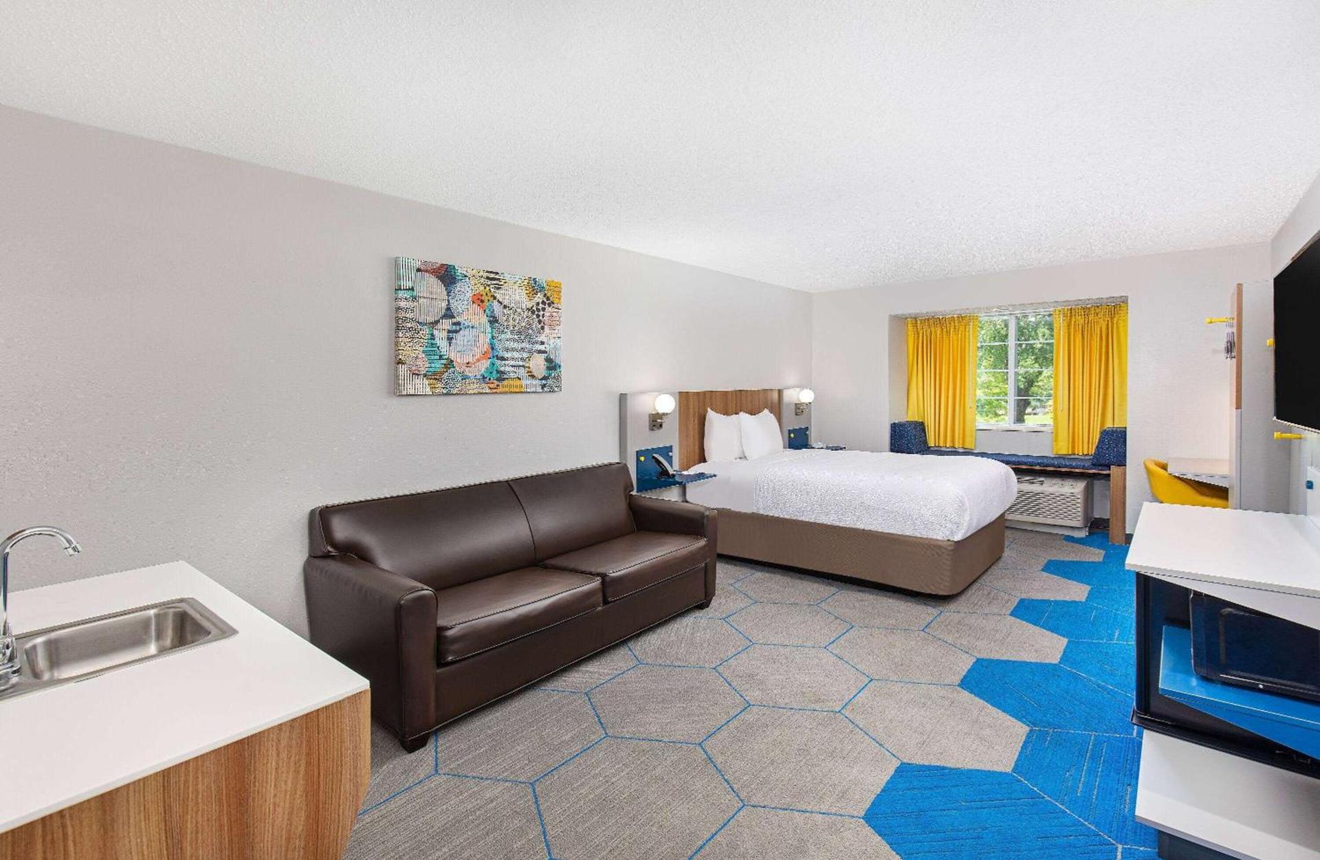 Microtel Inn & Suites Columbus North photo 22