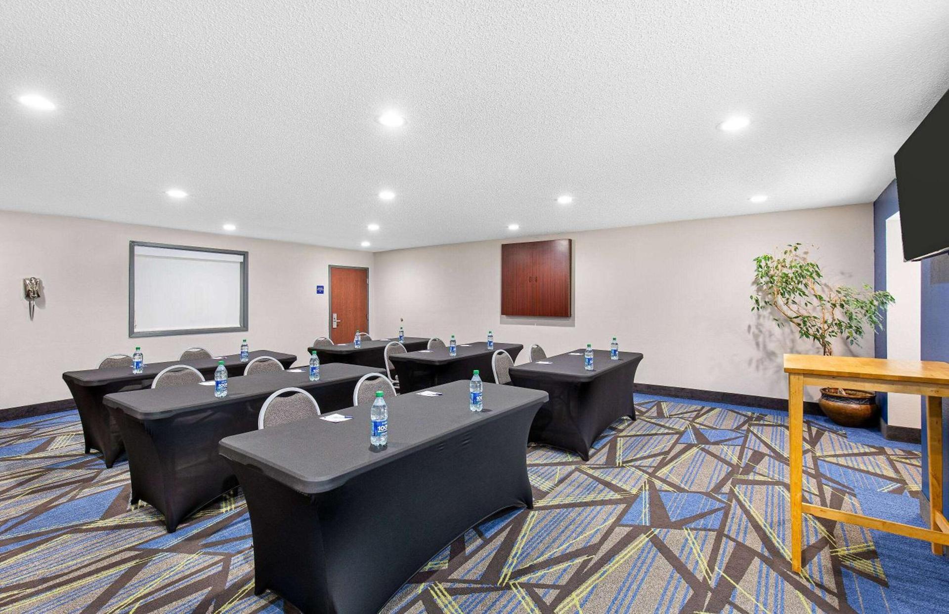 Microtel Inn & Suites Columbus North photo 9