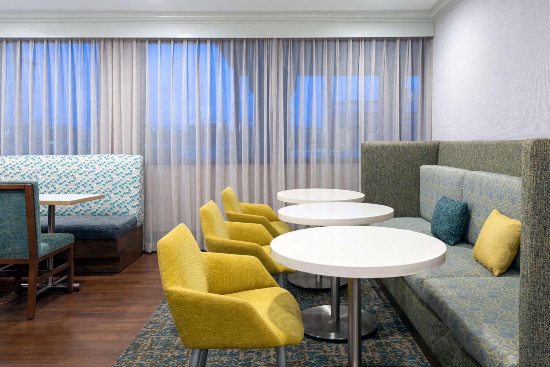 Hampton Inn Buffalo-Airport Galleria Mall photo 9