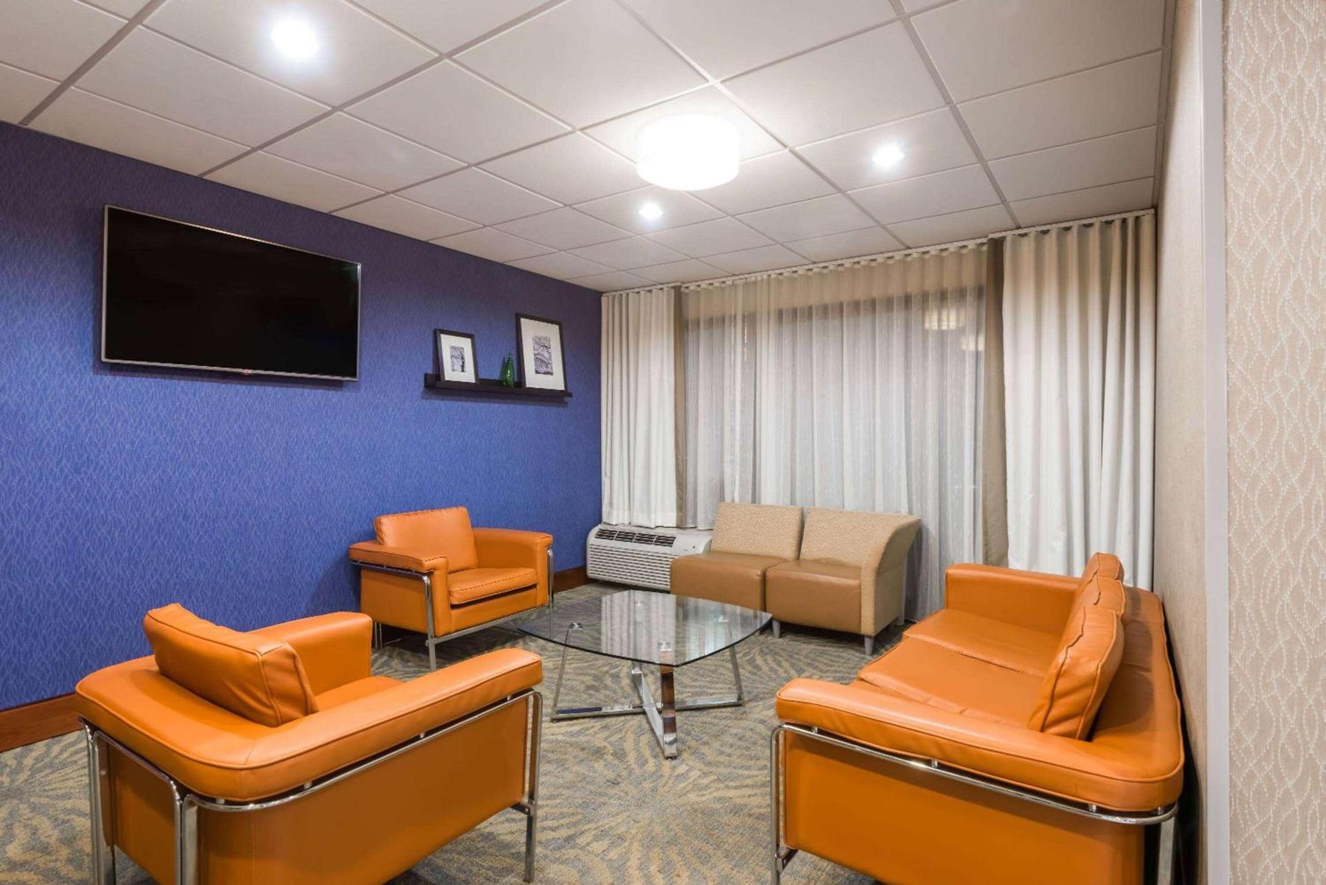 Wingate by Wyndham Springfield photo 2