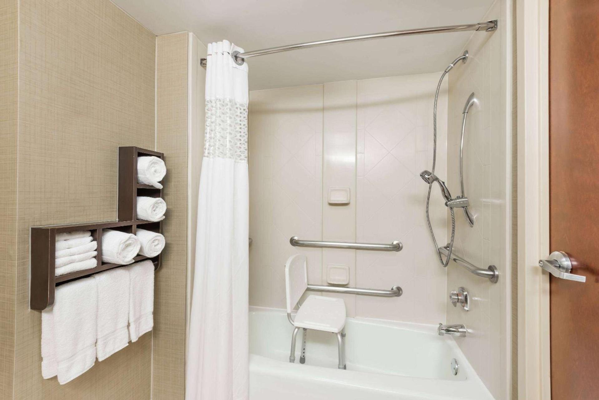 Wingate by Wyndham Springfield photo 8