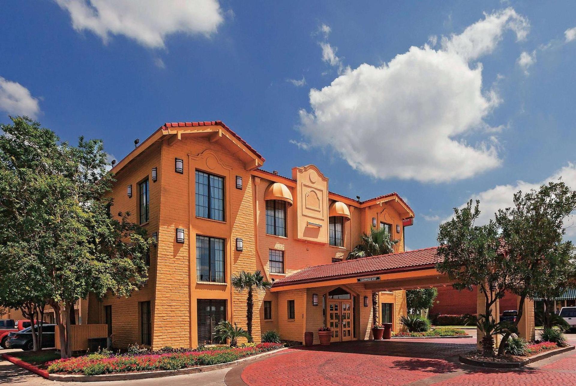 Super 8 by Wyndham San Antonio Near SeaWorld Ingram Park photo 1