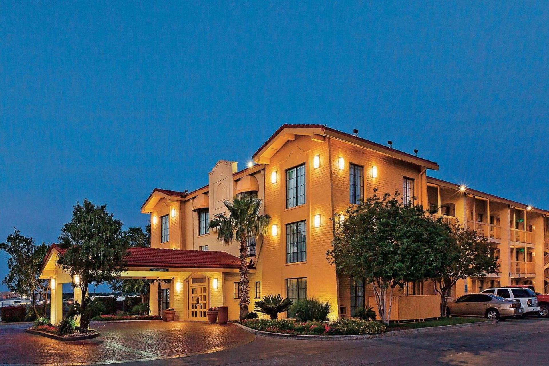 Super 8 by Wyndham San Antonio Near SeaWorld Ingram Park photo 3