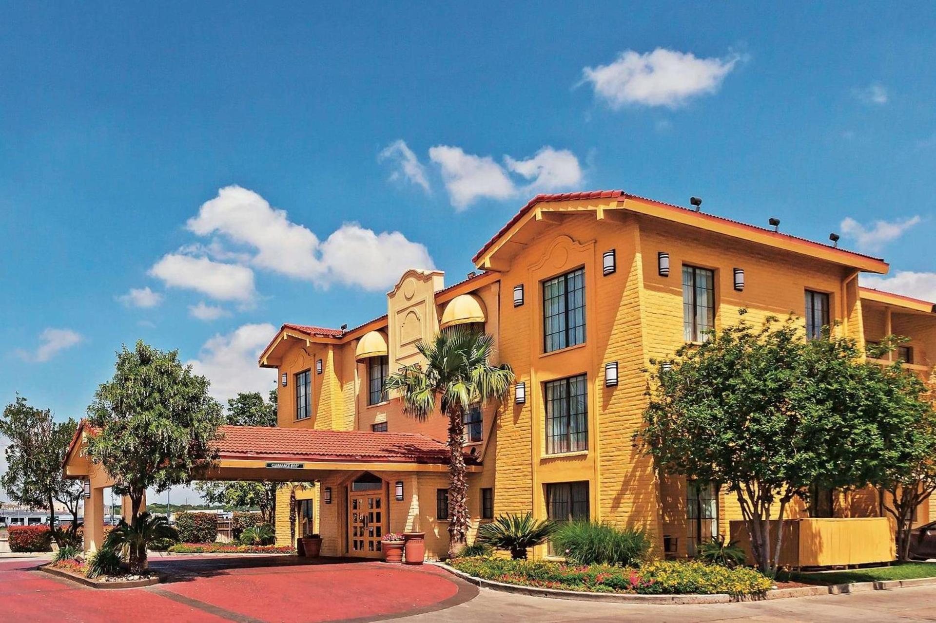 Super 8 by Wyndham San Antonio Near SeaWorld Ingram Park photo 4