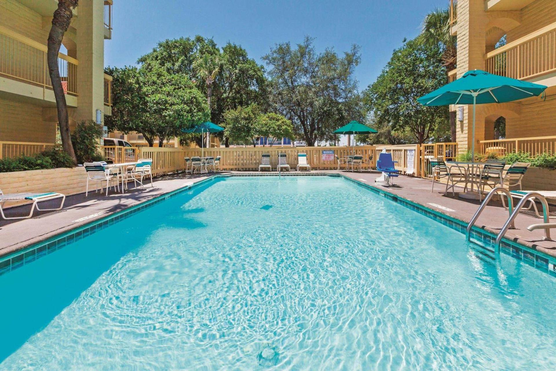 Super 8 by Wyndham San Antonio Near SeaWorld Ingram Park photo 6