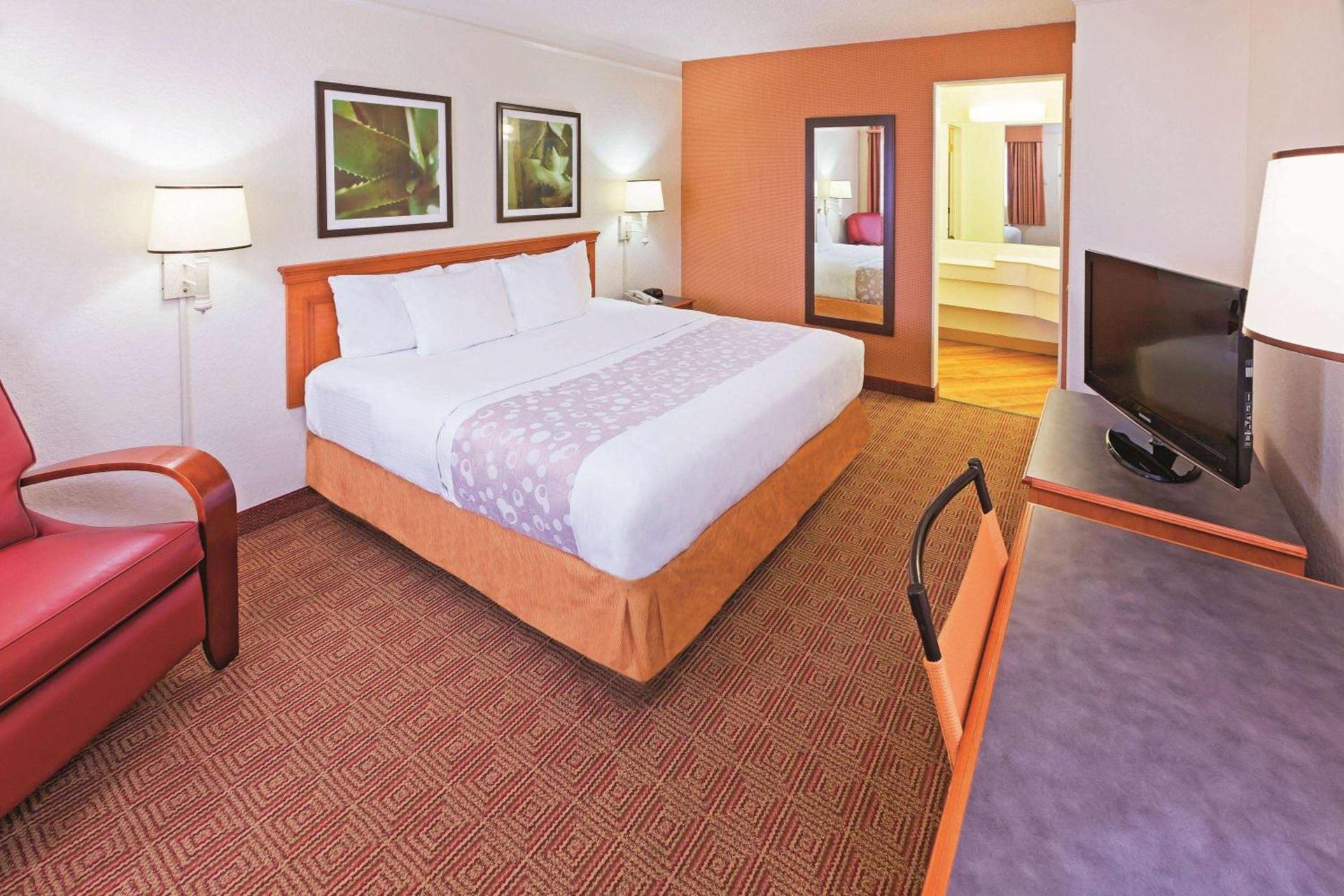 Super 8 by Wyndham San Antonio Near SeaWorld Ingram Park photo 7