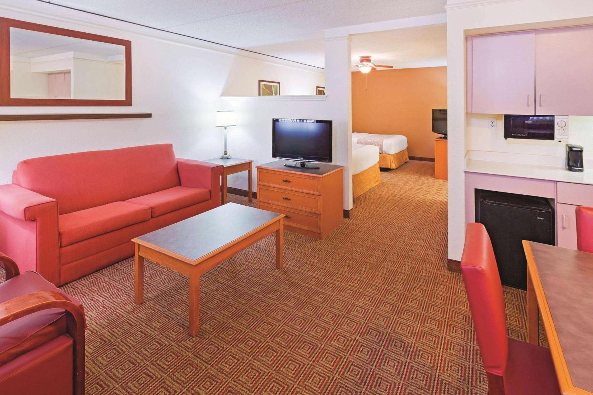 Super 8 by Wyndham San Antonio Near SeaWorld Ingram Park photo 8