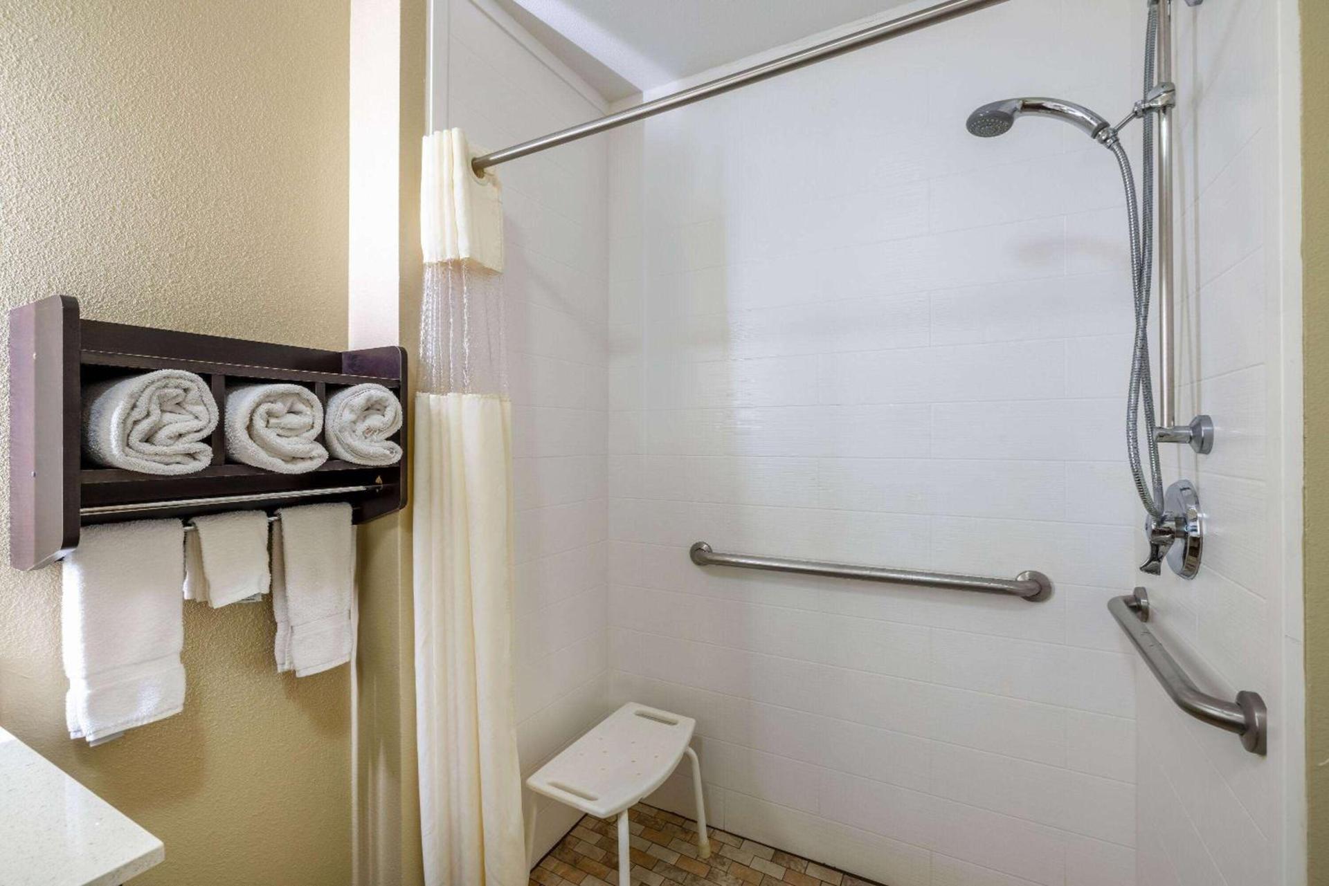 La Quinta by Wyndham Artesia photo 25