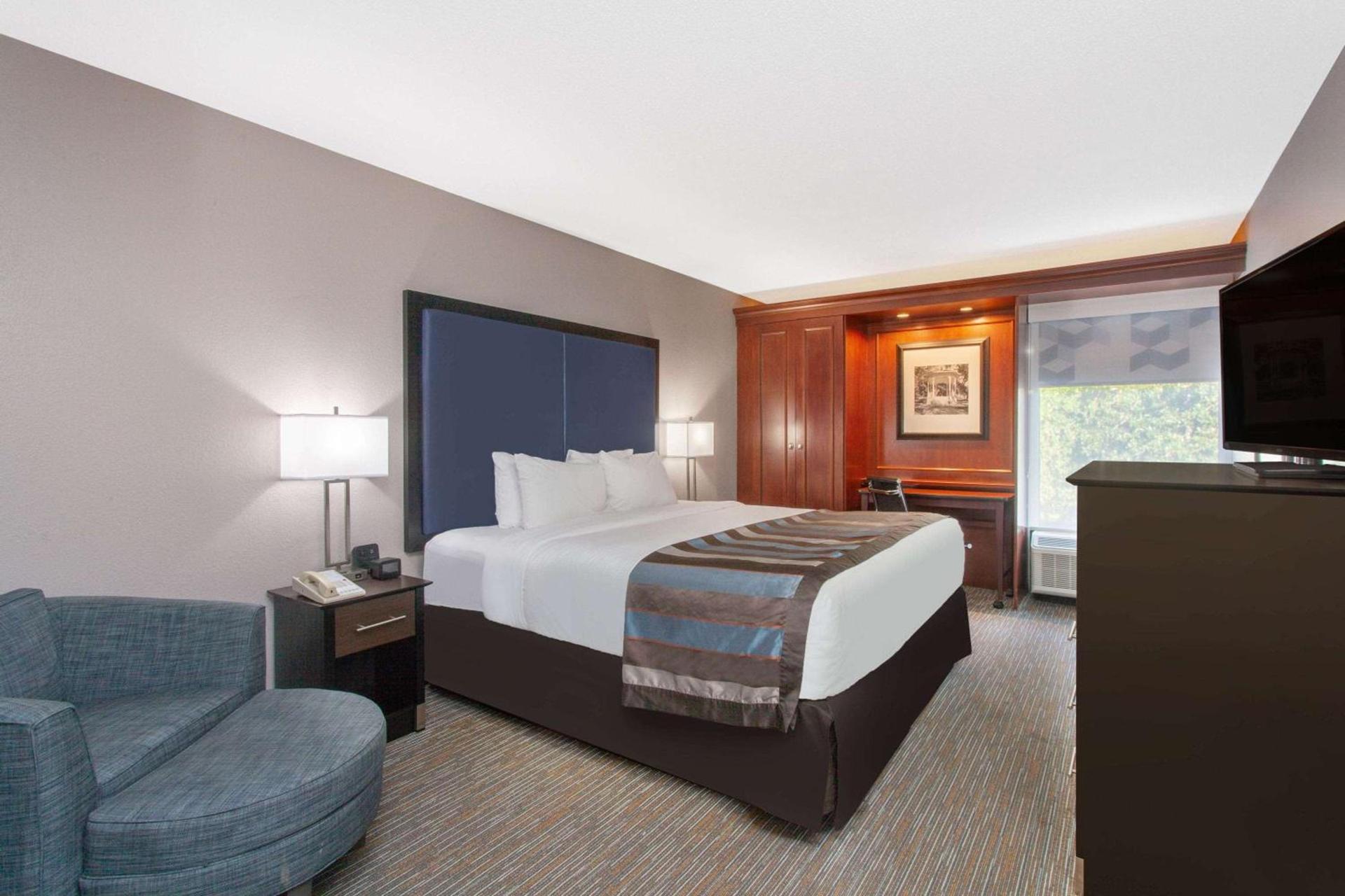 Wingate by Wyndham Charleston Coliseum photo 8