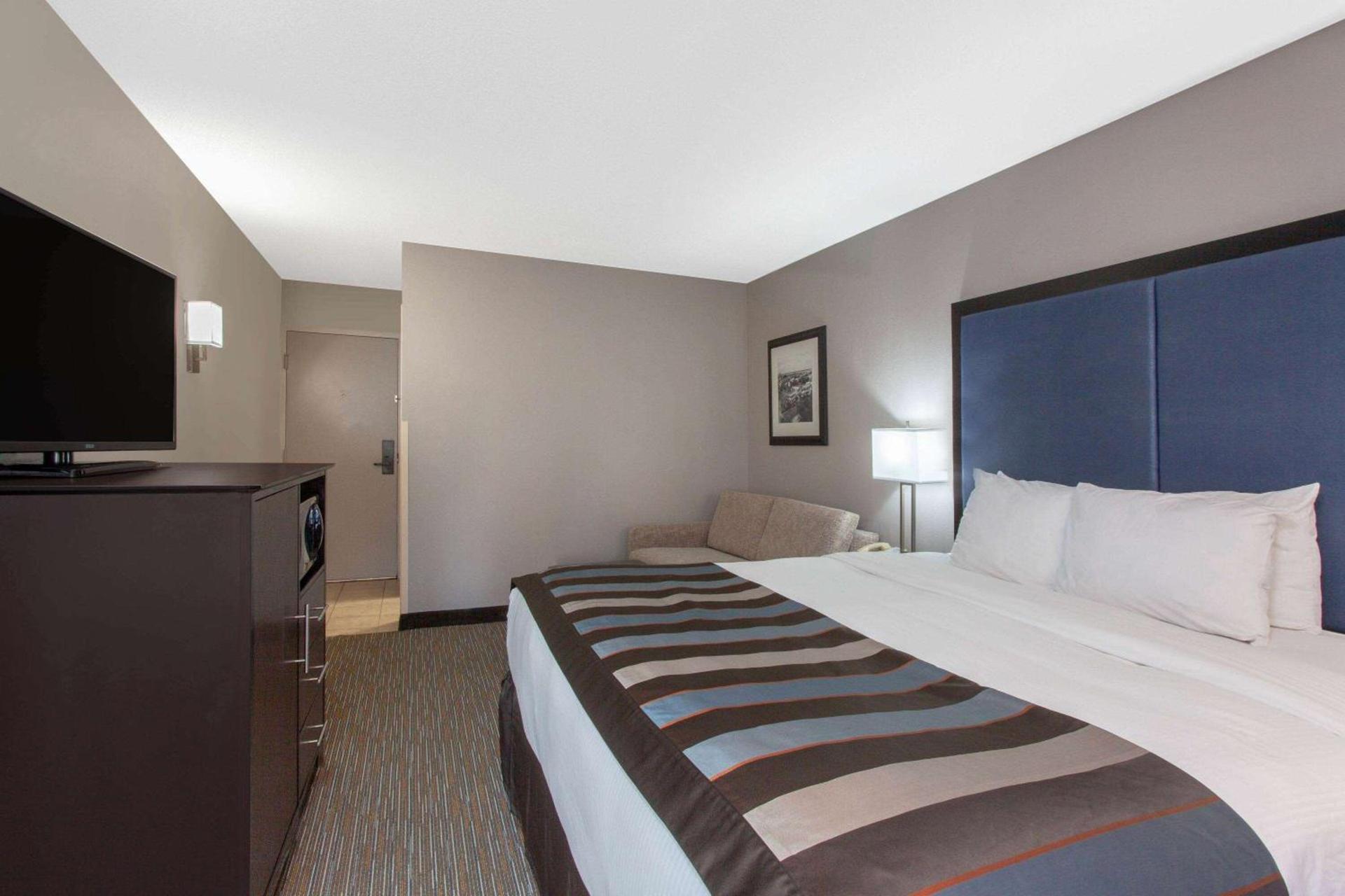 Wingate by Wyndham Charleston Coliseum photo 10