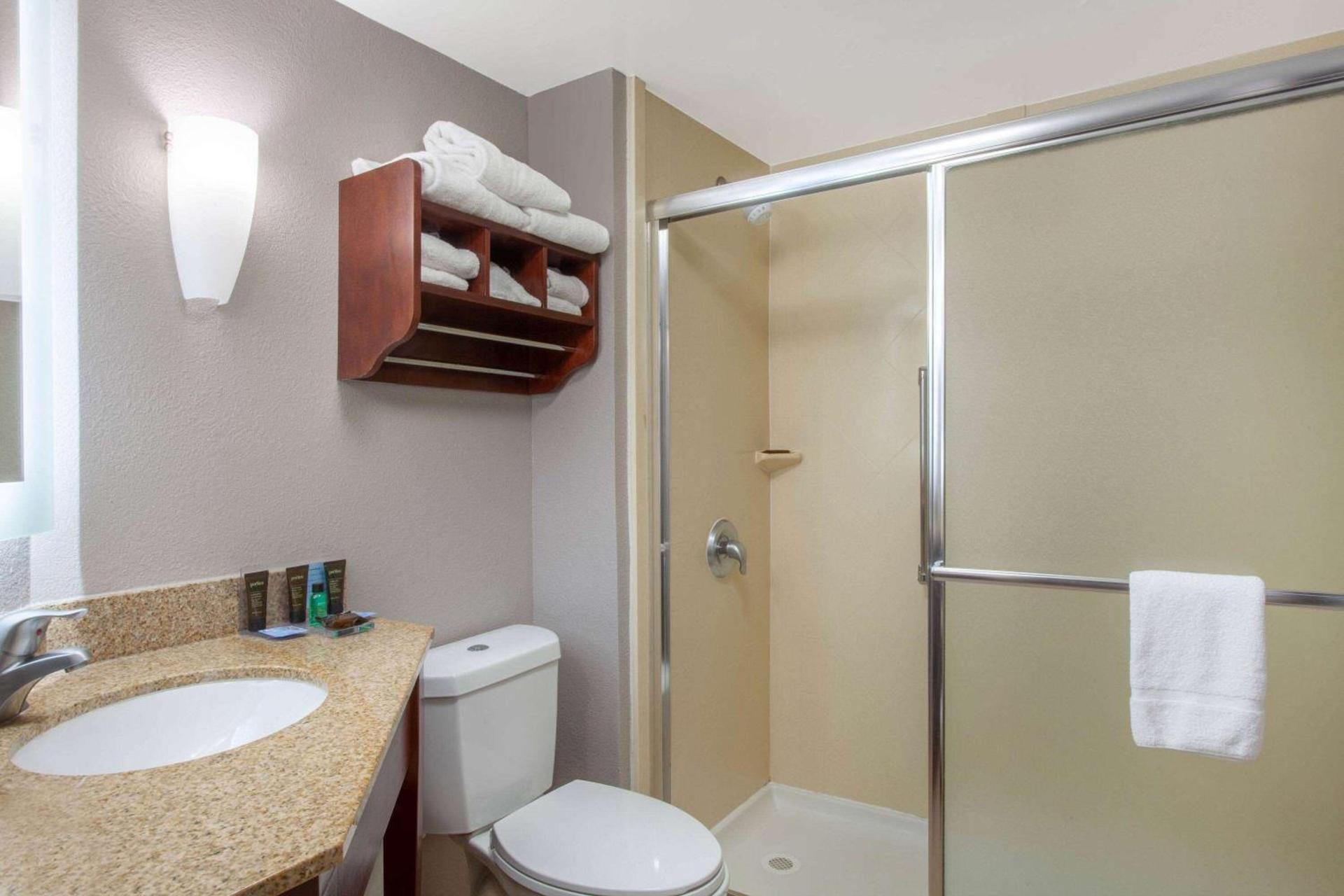 Wingate by Wyndham Charleston Coliseum photo 12
