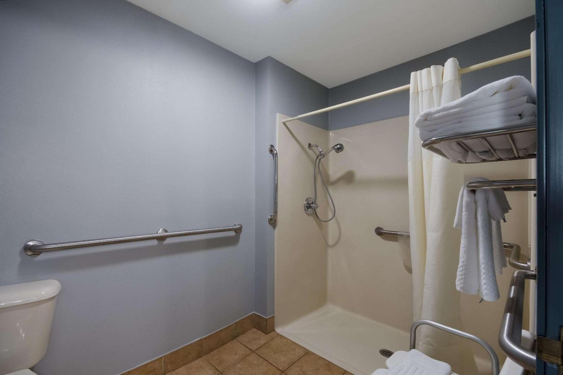 Quality Inn & Suites Oklahoma City North photo 11