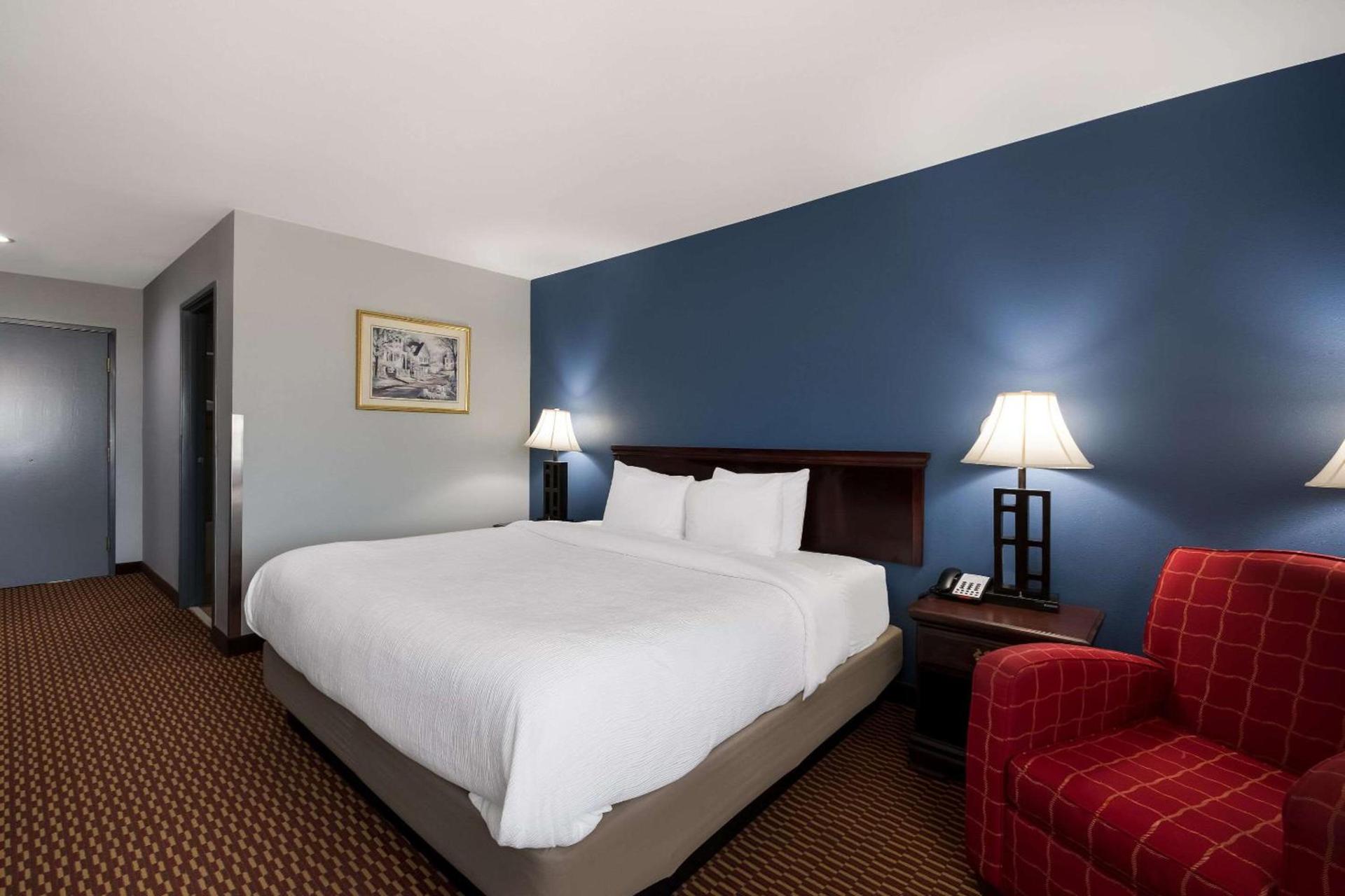 Quality Inn & Suites Oklahoma City North photo 12