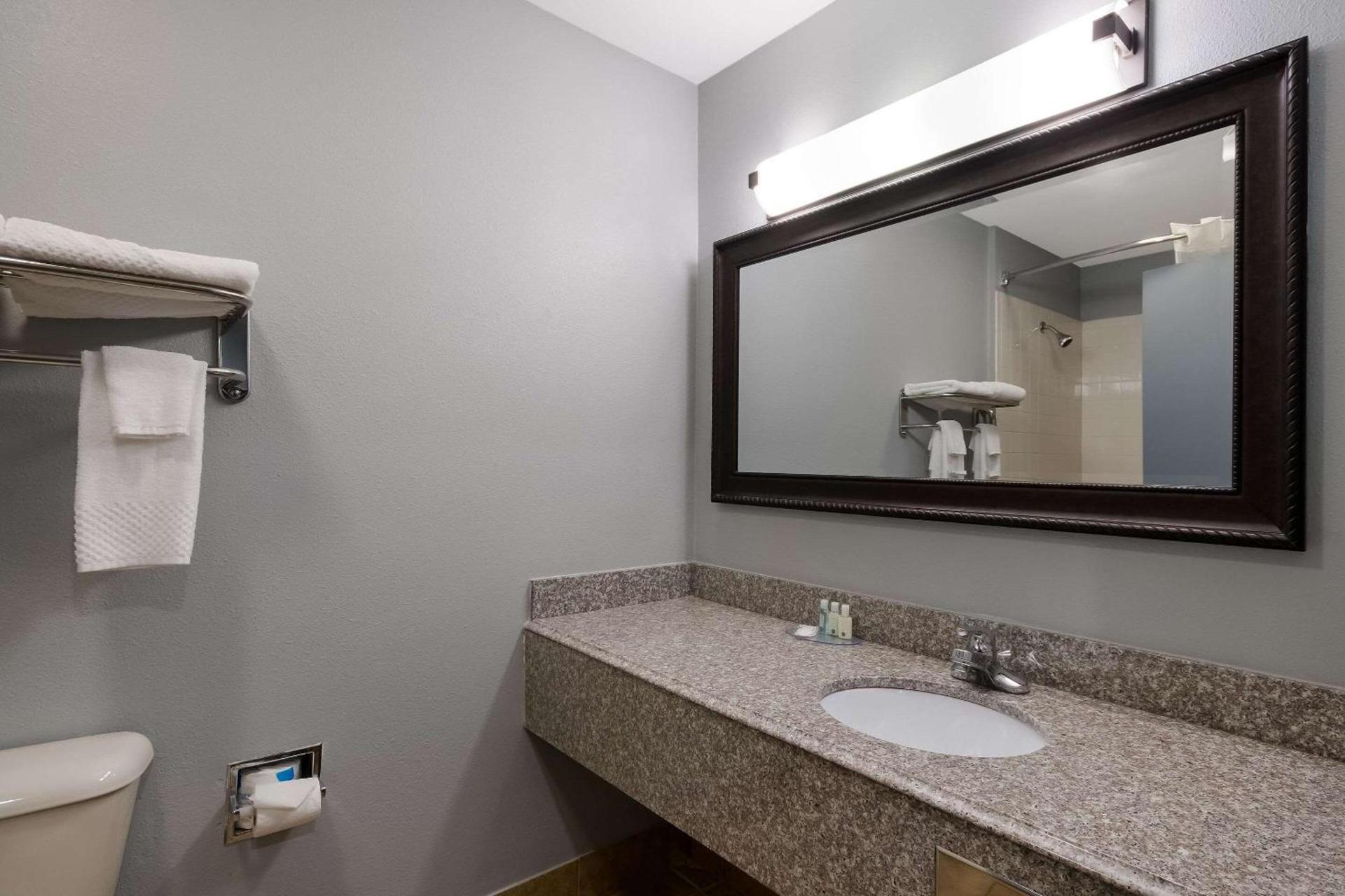 Quality Inn & Suites Oklahoma City North photo 22