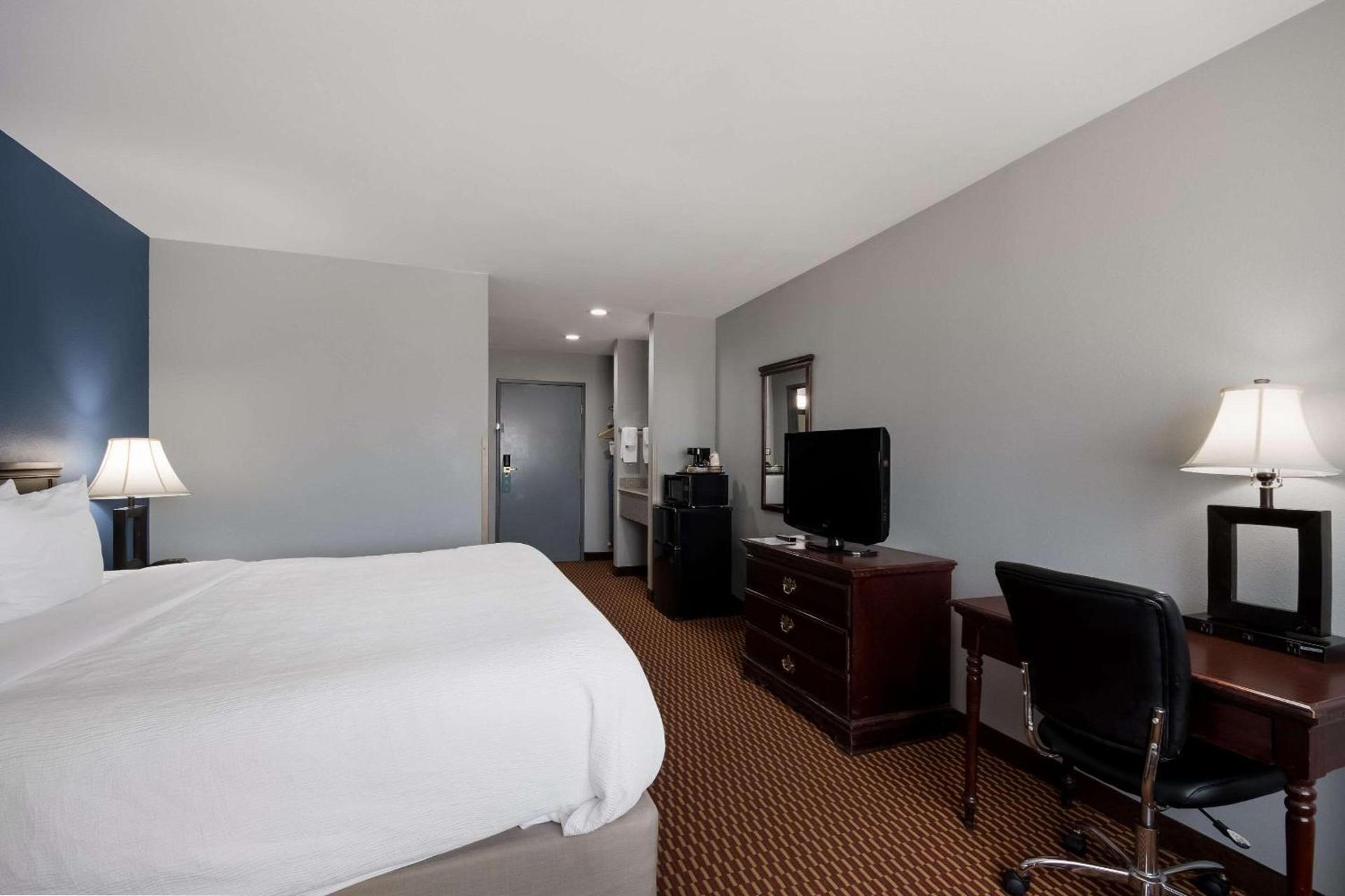 Quality Inn & Suites Oklahoma City North photo 24