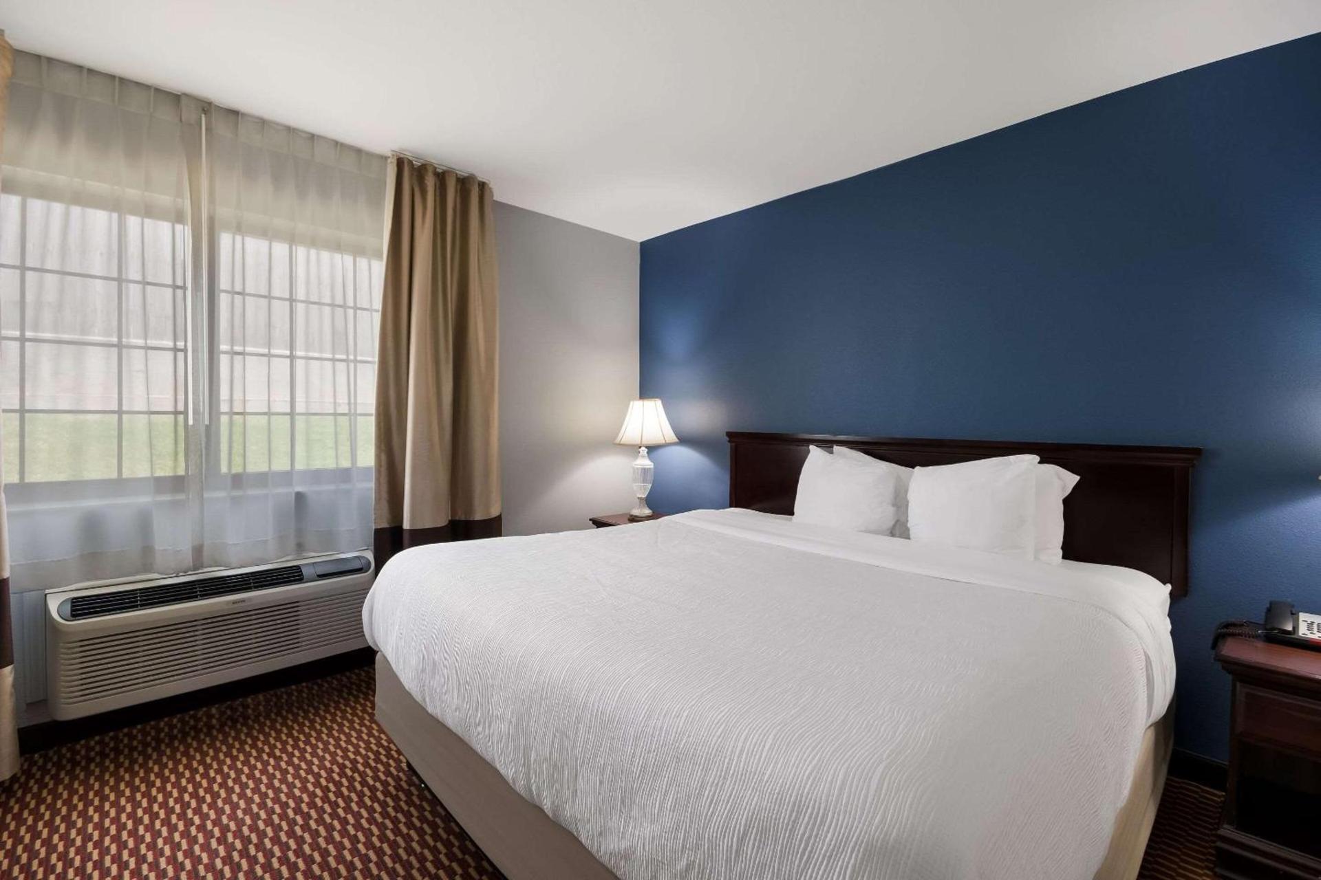 Quality Inn & Suites Oklahoma City North photo 28