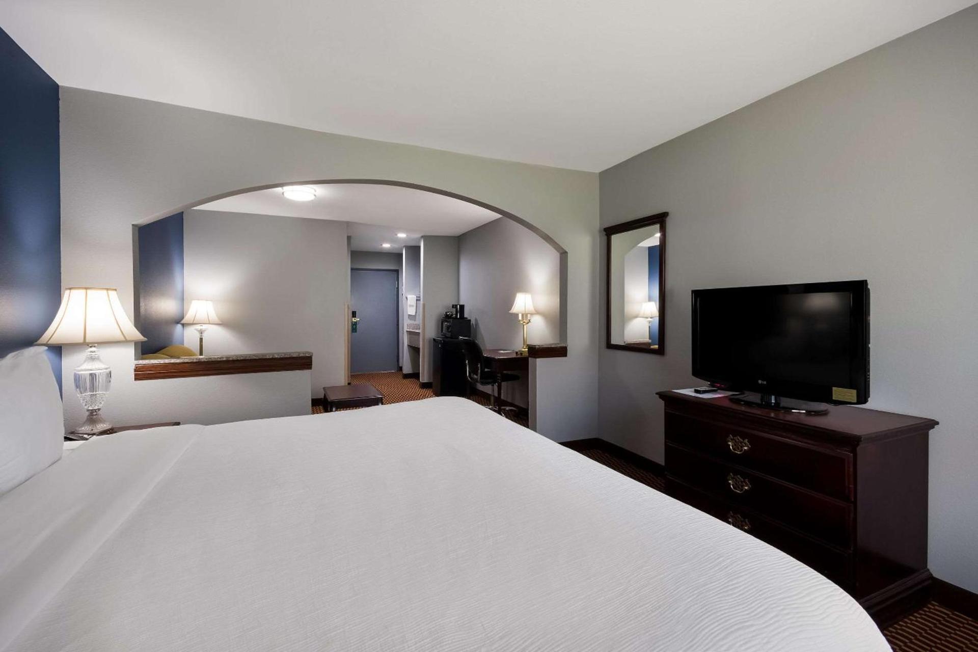 Quality Inn & Suites Oklahoma City North photo 29