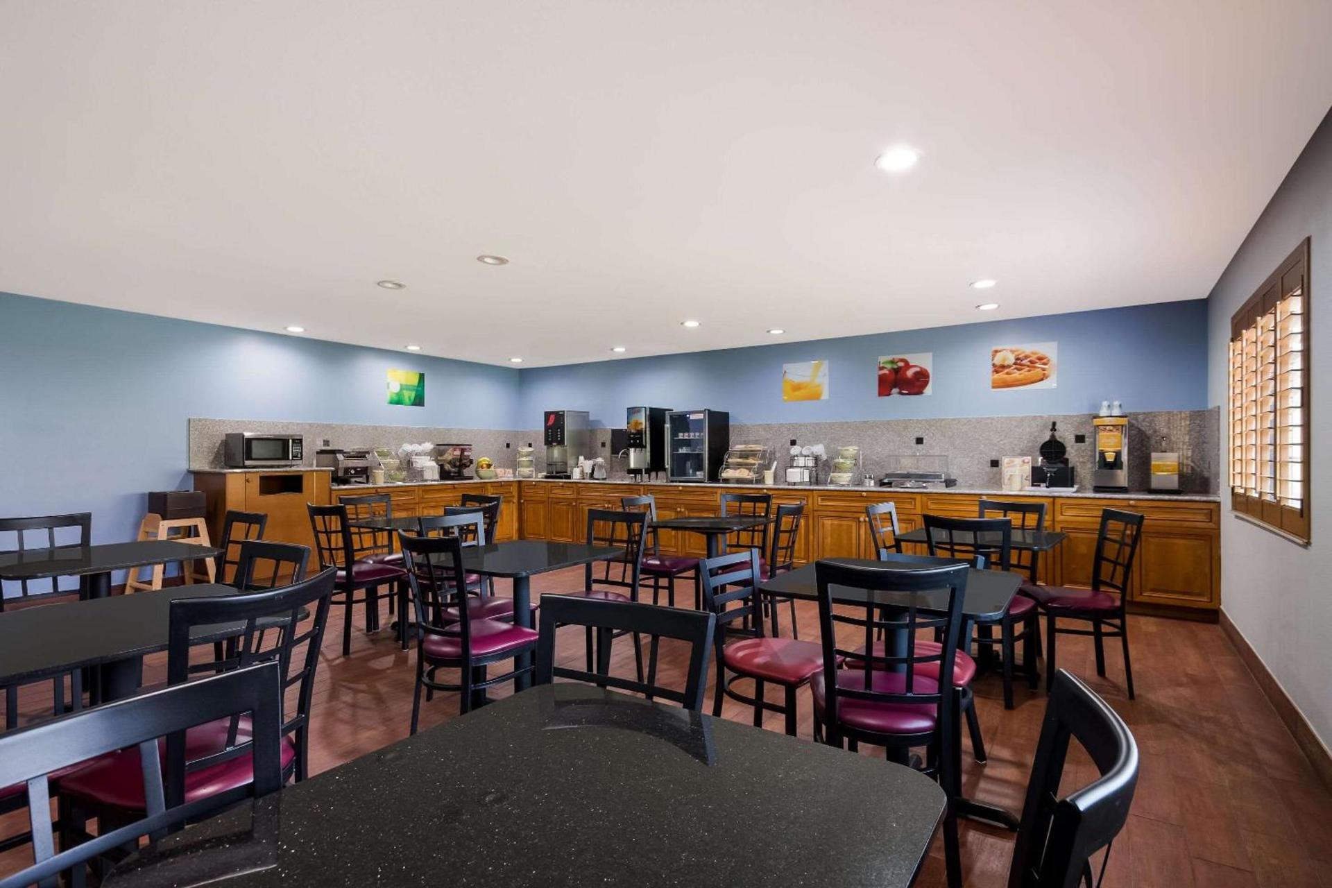 Quality Inn & Suites Oklahoma City North photo 38