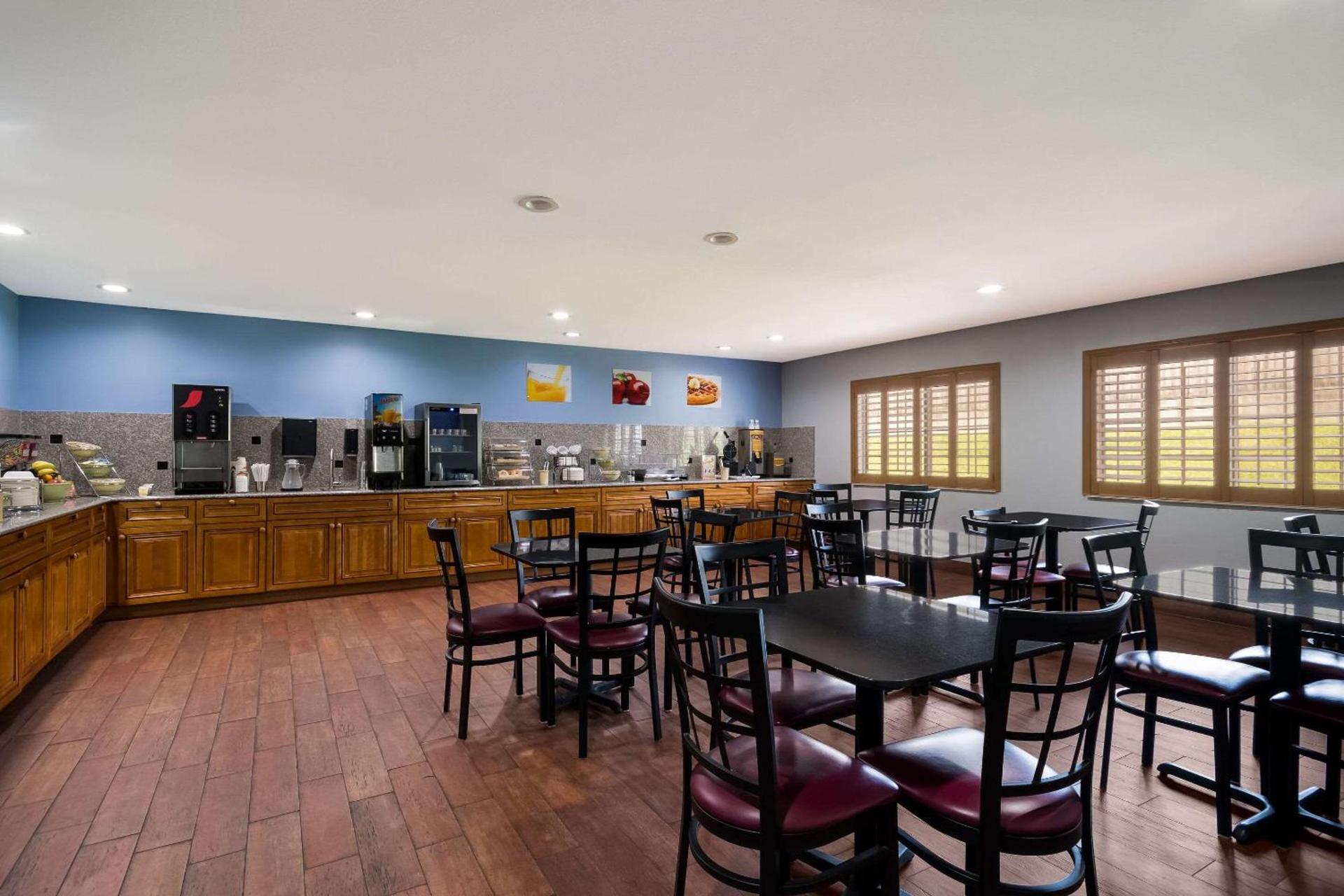 Quality Inn & Suites Oklahoma City North photo 37
