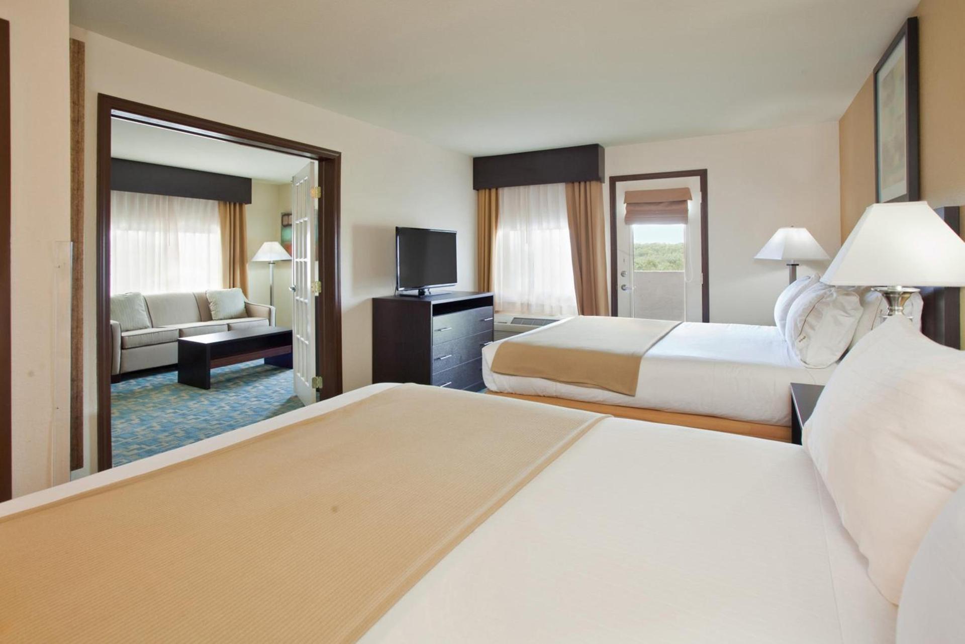 Holiday Inn Express Hotel & Suites Branson 76 Central by IHG photo 22