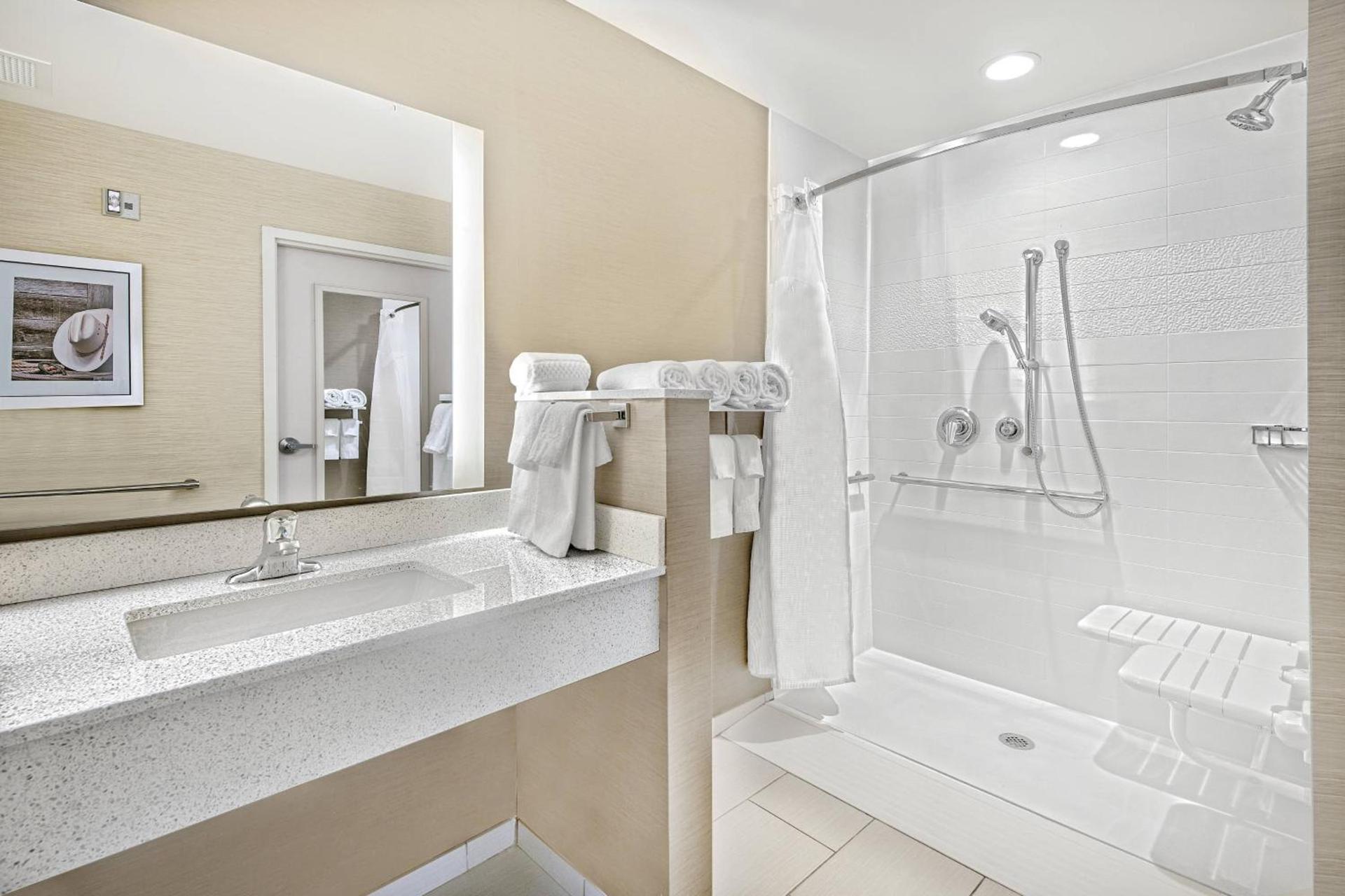 Fairfield Inn & Suites Van Canton Area photo 10