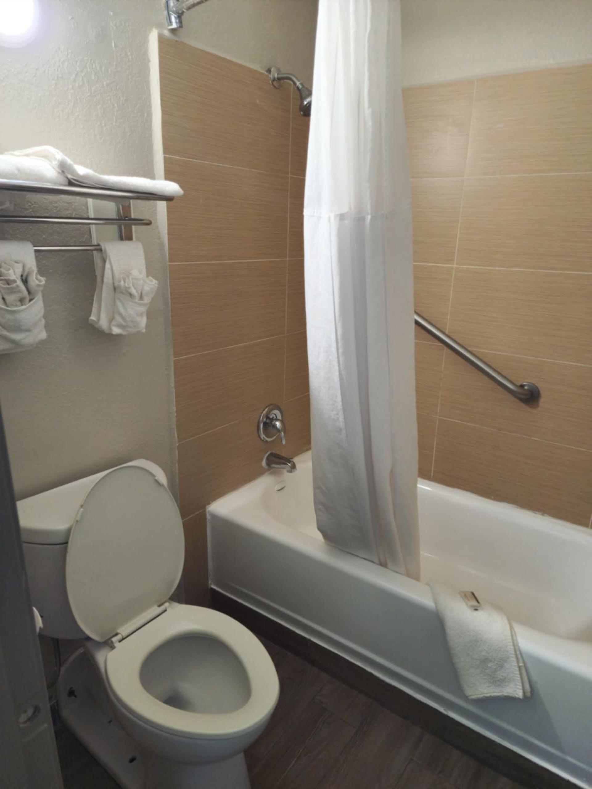 Days Inn by Wyndham Hardeeville Near Hilton Head photo 41