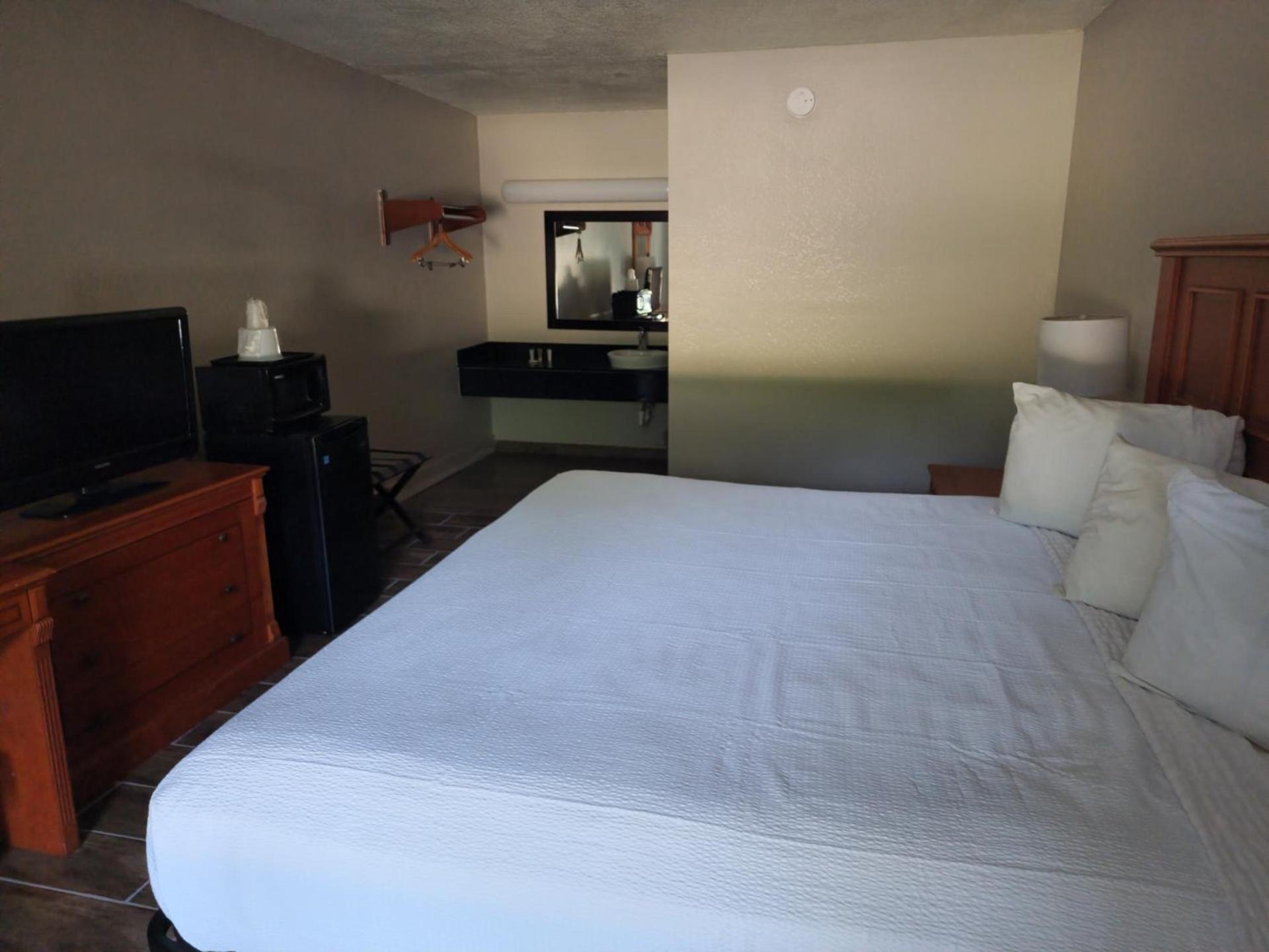 Days Inn by Wyndham Hardeeville Near Hilton Head photo 35