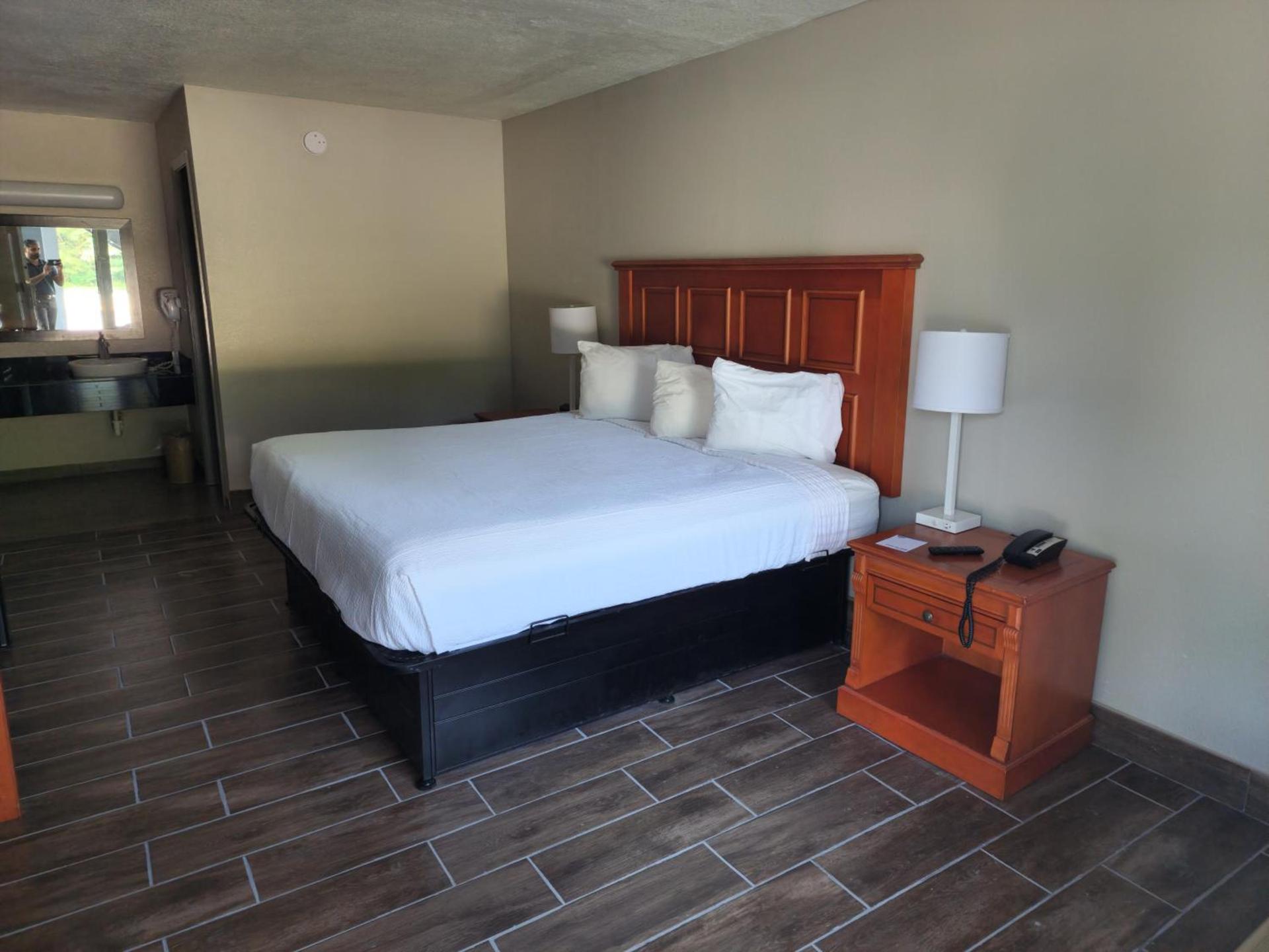 Days Inn by Wyndham Hardeeville Near Hilton Head photo 38