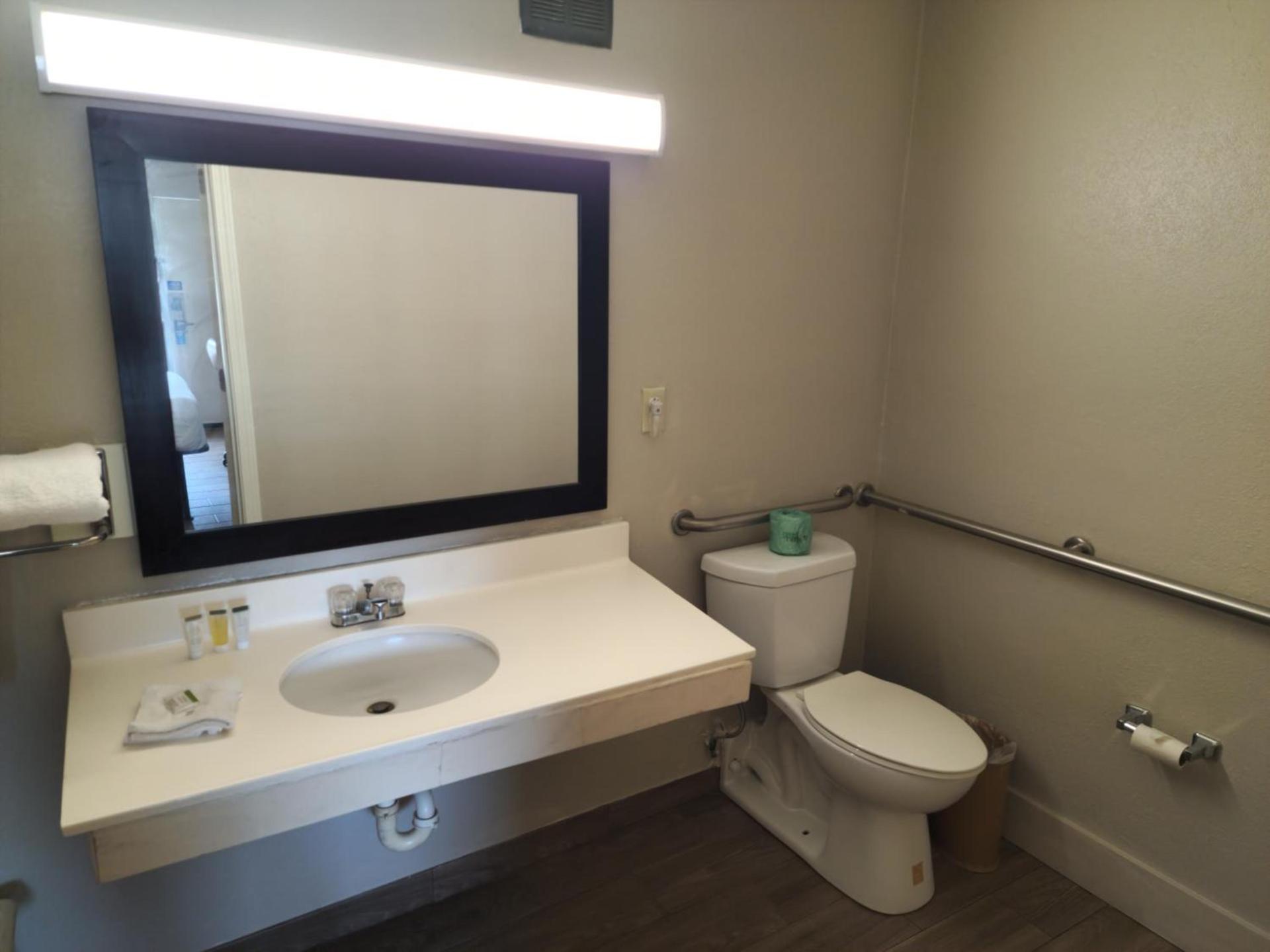 Days Inn by Wyndham Hardeeville Near Hilton Head photo 14